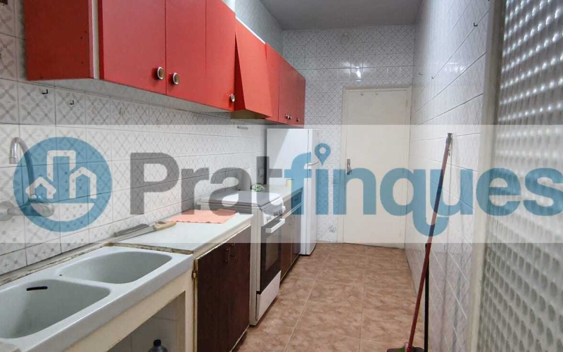 Luminoso piso con orientación Este y balcón en una de las zonas más demandadas de El Prat de Llobregat. Presentamos esta magnífica propiedad de 77 m² construidos (67 m² útiles),ubicada en el eje comercial y neurálgico de la Avenida Verge de Montserrat y Plaza Catalunya. Gracias a su orientación Este, la vivienda destaca por su gran luminosidad, recibiendo el sol directo de mañana, lo que garantiza un ambiente cálido, alegre y un excelente ahorro energético. Una pieza inmobiliaria con un potencial extraordinario, ideal tanto para familias que buscan diseñar su hogar a medida como para inversores que persiguen una alta rentabilidad. Distribución funcional y optimizada La vivienda destaca por su distribución lógica y el máximo aprovechamiento de sus espacios: Zona de día: Salón-comedor independiente con salida directa a un agradable balcón exterior, donde disfrutar del sol matinal. Cocina independiente: Con acceso a una práctica galería y derecho de uso de un patio de luces transitable. Zona de descanso: 3 dormitorios (1 doble principal de excelentes dimensiones y 2 individuales completos). Baño: Un baño completo de 4 piezas.Un lienzo en blanco para su proyecto El piso requiere una reforma integral, lo que representa la oportunidad perfecta para redistribuir los espacios a su gusto, elegir acabados de calidad actual y estrenar una vivienda totalmente personalizada según sus necesidades. La finca, además, está adaptada y cuenta con ascensor. Ubicación premium y conectividad total Situado en pleno corazón de El Prat, disfrutará de una comodidad absoluta en su día a día con todos los servicios a pie de calle: Transporte: A solo 3 minutos andando de la estación de metro Plaza Catalunya (L9 Sud) y a 2 minutos de las principales líneas de autobús. Comercios y servicios: Supermercados, tiendas de moda, colegios, centros médicos y una amplia oferta gastronómica a la vuelta de la esquina.No deje escapar esta excelente oportunidad por ubicación, precio, luz y potencial. Contacte con nosotros hoy mismo para concertar una visita. En Pratfinques le acompañamos de forma integral durante todo el proceso de compraventa. Nos encargamos de la gestión de su financiación hipotecaria, la liquidación de impuestos y la inscripción registral de la propiedad. Tenga en cuenta los siguientes puntos informativos: Transparencia en el precio: El importe de venta no incluye los impuestos y tasas asociados (ITP y AJD). Plusvalía: El Impuesto sobre el Incremento de Valor de los Terrenos de Naturaleza Urbana corre íntegramente a cargo de la parte vendedora. Sin costes adicionales: En Pratfinques no cobramos honorarios a la parte compradora; nuestros servicios ya están incluidos en el precio de venta publicado.