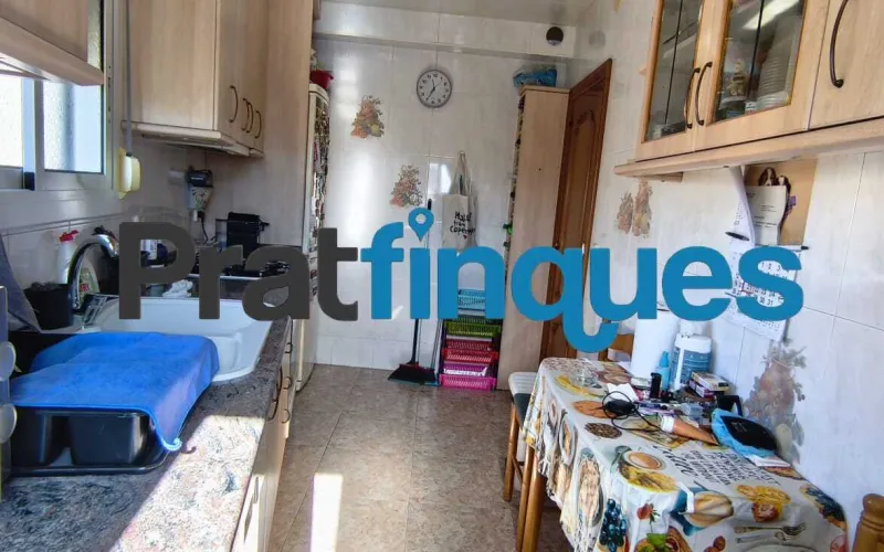 Si buscas un hogar luminoso, con una distribución excelente y la oportunidad de diseñarlo a tu gusto, este piso esquinero y totalmente exterior es la opción ideal. Destaca por su magnífica orientación Sur-Suroeste, lo que garantiza sol directo durante casi todo el día y una luz natural envidiable en todas sus estancias. Conoce su distribución (70 m² útiles / 77 m² construidos): Zona de día: Salón-comedor muy soleado con salida directa a un acogedor balcón, ideal para disfrutar del aire libre, y una cocina independiente con gran potencial de optimización. Zona de descanso: 3 habitaciones (dos de ellas dobles). La habitación principal cuenta con la comodidad exclusiva de un aseo de cortesía integrado. Baño principal: Un baño completo de 4 piezas equipado con plato de ducha. Detalles adicionales: Carpintería exterior de aluminio y puertas interiores de roble con molduras. La finca está perfectamente cuidada y dispone de ascensor. El lienzo perfecto para tu reforma La vivienda precisa de una actualización, lo que representa una oportunidad única para adaptarla a tus necesidades y crear la casa de tus sueños (¡imagina un diseño de concepto abierto uniendo cocina y salón!). Además, cuenta con una gran ventaja económica: la instalación eléctrica ya está completamente actualizada, lo que reducirá de forma considerable los costes y los tiempos de tu reforma. Una ubicación privilegiada y estratégica Ubicado en uno de los entornos más cotizados y consolidados de El Prat de Llobregat, disfrutarás de una calidad de vida excepcional con todos los servicios a pie de calle, manteniendo siempre la privacidad que tu familia merece: Conectividad total: A un paso de excelentes conexiones de transporte público (Metro y red de autobuses) que te conectan rápidamente con Barcelona y el aeropuerto. Comercio y ocio: Rodeado de una amplia oferta de comercio local, supermercados de alimentación, tiendas de moda y una variada oferta de restauración. Servicios públicos y educación: Un barrio ideal para familias, con centros educativos de excelente nivel para todas las edades (desde los más pequeños hasta los jóvenes),además de centros sanitarios y zonas verdes cercanas. No dejes escapar esta oportunidad. ¡Ven a visitarlo y descubre todo el potencial que este hogar tiene para ofrecerte! En Pratfinques le acompañamos de forma integral durante todo el proceso de compraventa. Nos encargamos de la gestión de su financiación hipotecaria, la liquidación de impuestos y la inscripción registral de la propiedad. Tenga en cuenta los siguientes puntos informativos: Transparencia en el precio: El importe de venta no incluye los impuestos y tasas asociados (ITP y AJD). Plusvalía: El Impuesto sobre el Incremento de Valor de los Terrenos de Naturaleza Urbana corre íntegramente a cargo de la parte vendedora. Información de transparencia al consumidor: Antes de hacer la visita, tu asesor personal te facilitará toda la información detallada y desglosada de estos costes para que compres con total tranquilidad.
