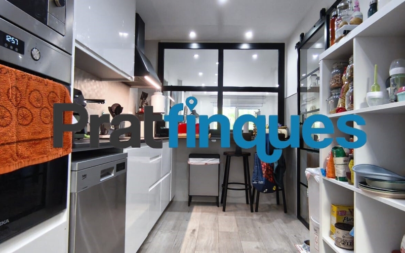 Presentamos este espectacular piso totalmente reformado de 89 m² útiles, ubicado en pleno centro de la ciudad, a un paso de la emblemática Plaza Catalunya y de la estación de metro L9 Cèntric. Una vivienda lista para entrar a vivir, diseñada para ofrecerte el máximo confort, luminosidad y una distribución perfecta para la vida familiar. Distribución inteligente: Zona de día y Zona de noche El diseño de la vivienda separa de forma excelente los espacios para garantizar tu privacidad y descanso: Zona de Día: Al cruzar el recibidor, accedes directamente a un salón-comedor de 18 m², un espacio amplio y acogedor con salida directa a un agradable balcón. La cocina es independiente y cuenta con la galería ya integrada. Destaca por su gran luminosidad gracias a un elegante tabique acristalado tipo ventana, que permite el paso de la luz natural desde el comedor mientras cocinas. Zona de Noche: Conectada de forma fluida desde el comedor, distribuye el acceso a los dormitorios y baños: Habitación principal en suite (11 m²): Exterior, inundada de sol y con su propio baño privado de 4 m² (3 piezas con plato de ducha de resina antideslizante). Segunda habitación doble (11 m²): También exterior a la calle, disfrutando de una orientación inmejorable con sol durante todo el día. Dos habitaciones individuales (8 m² cada una): Espacios versátiles ideales para dormitorios, zona de juegos o teletrabajo. Una de ellas cuenta con salida a un segundo balcón orientado al patio de luces. Baño común: Moderno y funcional, compuesto por 3 piezas y equipado con plato de ducha de resina antideslizante. Calidades premium y confort total La vivienda cuenta con una reforma integral de hace solo 5 años y está cuidada al detalle con materiales de alta calidad: Orientación Sur: Vivienda muy soleada y bañada por la luz natural durante todo el día. Aislamiento perfecto: Carpintería de aluminio con rotura de puente térmico y doble ventana, garantizando el mejor aislamiento térmico y acústico. Suelos y carpintería: Suelo de parqué sintético de alta resistencia (nivel AC5) y puertas lacadas en blanco (batientes y correderas empotradas en los baños para optimizar el espacio). Airecondicionado: 3 splits con bomba de calor en distintas estàncies. Ubicación inmejorable Vivirás en el centro de El Prat, rodeado de todos los servicios esenciales: colegios, bibliotecas, comercios y una excelente conectividad en transporte público (Metro L9 Cèntric y múltiples líneas de autobús). Un hogar idílico, cómodo y pensado para disfrutar de la paz familiar. ¿Te vas a perder la oportunidad de visitarlo? &nbsp;