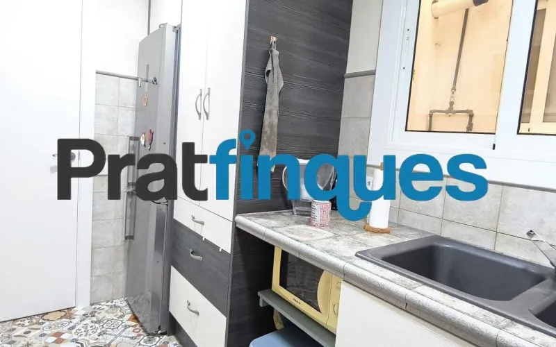 Presentamos esta magnífica vivienda lista para entrar a vivir, completamente reformada con un gusto exquisito y materiales de calidad. El inmueble destaca por su excelente distribución, luminosidad y el absoluto desahogo que ofrece su impresionante espacio exterior, convirtiéndolo en una pieza única en la zona. Características principales: Superficie óptima: 70 m² útiles distribuidos con la máxima eficiencia espacial. Zona de descanso: 3 amplios dormitorios, incluyendo una magnífica suite principal y dos habitaciones dobles adicionales. Baños modernos: 2 baños completos totalmente equipados con acabados contemporáneos. Cocina funcional: Espacio independiente y cómodo. Lavadero Interiorizado: un práctico lavadero interiorizado que maximiza el orden doméstico. Área de relax: Una agradable estancia acristalada que funciona como un balcón cubierto, ideal como rincón de lectura por su abundante luz natural y sosiego. Calidades y acabados premium: Aislamiento superior: Carpintería exterior oscilobatiente de aluminio con rotura de puente térmico y doble acristalamiento con cámara de aire, garantizando el máximo confort térmico y acústico. Elegancia interior: Suelos de parqué laminado de alta resistencia (AC5) y puertas de paso lacadas en blanco. Climatización: Sistema de calefacción integral mediante radiadores de gas natural. Un oasis exterior exclusivo: El verdadero elemento diferenciador de esta propiedad es su espectacular terraza privada de 61 m². Un espacio exterior idílico para disfrutar del clima mediterráneo, organizar cenas al aire libre o crear un jardín urbano. Además, cuenta con un valioso trastero de 5 m² integrado, la solución perfecta de almacenamiento para el día a día. Exclusividad y entorno de vida: Ubicada en una finca de solo dos vecinos, la privacidad y la tranquilidad están completamente garantizadas. El piso se emplaza en uno de los sectores residenciales más cotizados y demandados de la ciudad. Una zona que destaca por el equilibrio perfecto entre la paz de un entorno familiar y la comodidad urbana más absoluta. A escasos minutos a pie de la estación de metro L9 (Cèntric),la vivienda ofrece una conectividad impecable con el centro de Barcelona, el aeropuerto y redes de transporte (autobuses y taxis). El día a día aquí es un auténtico privilegio: dispondrá de una selecta oferta de restauración, comercios locales y servicios esenciales a pie de calle, sin renunciar a la calma de un vecindario residencial idílico. En Pratfinques le acompañamos de forma integral durante todo el proceso de compraventa. Nos encargamos de la gestión de su financiación hipotecaria, la liquidación de impuestos y la inscripción registral de la propiedad. Tenga en cuenta los siguientes puntos informativos: Transparencia en el precio: El importe de venta no incluye los impuestos y tasas asociados (ITP y AJD). Plusvalía: El Impuesto sobre el Incremento de Valor de los Terrenos de Naturaleza Urbana corre íntegramente a cargo de la parte vendedora. Información de transparencia al consumidor: Antes de hacer la visita, tu asesor personal te facilitará toda la información detallada y desglosada de estos costes para que compres con total tranquilidad.