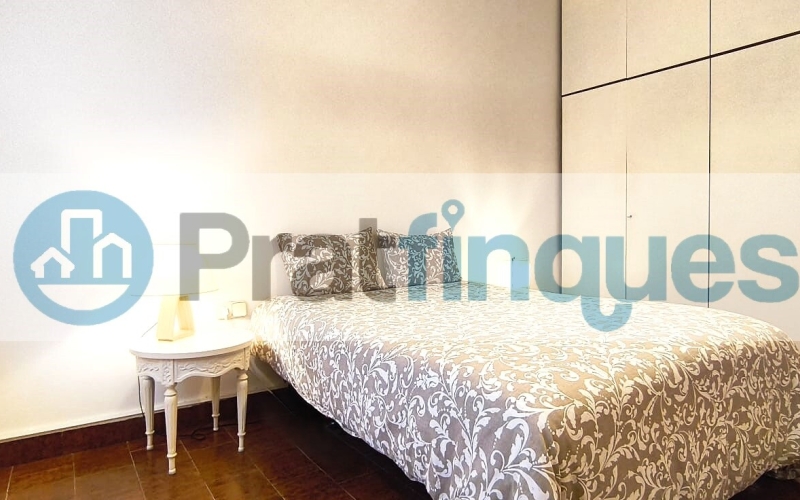 Un refugio de luz y armonía: El hogar donde tu familia florecerá ¿Buscas más que una casa? Te presentamos una propiedad con alma. Esta fantástica planta baja de 122 m² con una estància tipo estudio en segunda planta de 13 m² y terraza de 20m², no es solo un inmueble, es un escenario de bienestar donde la energía positiva se siente en cada rincón. Imagina las tardes de invierno al calor de su&nbsp;majestuosa chimenea, creando recuerdos imborrables con los tuyos en un salón que invita a la unión. Con&nbsp;4 amplias habitaciones&nbsp;(3 dobles y 1 sencilla y, 1 estudio en la 2ª planta),cada miembro de la familia encontrará su espacio de paz. La joya de la corona se encuentra en la planta superior: una estancia versátil de 13 m² que se abre a una&nbsp;terraza privada de 20m², el lugar perfecto para desayunos bajo el sol o noches de estrellas en total intimidad. ¿Sabes esa sensación de llegar a un lugar y sentir que 