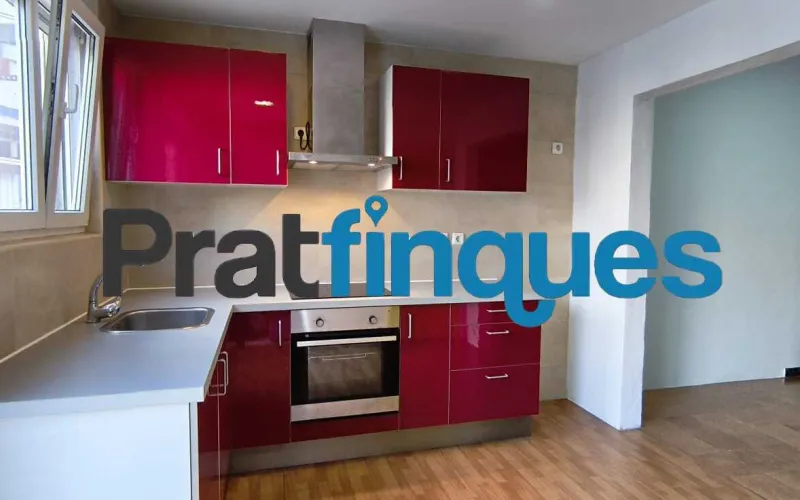 Si buscas comodidad, luz y tranquilidad, este piso de 75 m² útiles (84 m² construidos) te va a encantar. Está pensado para aprovechar cada rincón al máximo y se distribuye de forma ideal: Zona de día: Un acogedor salón-comedor de 15 m² y una moderna cocina office abierta de 9 m². ¡Y aquí viene lo mejor! Desde la cocina accedes directamente a una fantástica terraza a nivel de 10 m², el rincón perfecto para tomar el café por la mañana, disfrutar de cenas al aire libre o crear tu propio oasis urbano. Además, cuenta con un práctico lavadero integrado. Zona de descanso: 3 habitaciones (dos de ellas dobles, perfectas para el dormitorio principal o un espacio de trabajo) y un baño completo de 4 piezas. Ubicación y tranquilidad garantizadas El piso se encuentra en una de las zonas más valoradas y cotizadas de El Prat. Se ubica en la primera planta de un edificio clásico, sin ascensor, pero con una gran ventaja: ¡solo comparte espacio con 3 vecinos más! Al ser una comunidad tan pequeña y familiar, la paz y la tranquilidad están aseguradas. Listo para entrar a vivir (con muy pocos retoques) A diferencia de otros pisos, aquí el trabajo duro ya está hecho. La vivienda ha sido mimada y cuenta con: Instalación eléctrica totalmente actualizada. Ventanas de PVC con rotura de puente térmico y doble cristal (adiós al frío y a los ruidos). Cocina completamente equipada. ¿Lo mejor? Solo necesita lo que llamamos