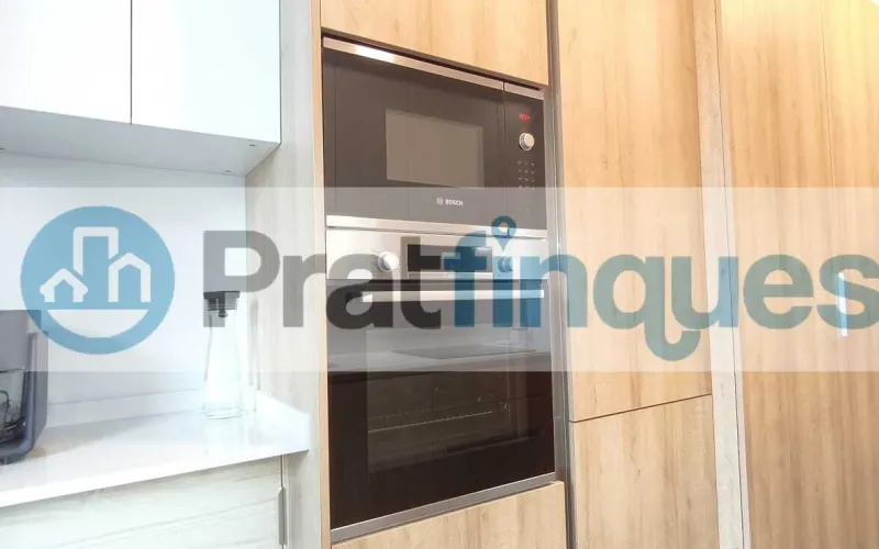 Exclusividad y sostenibilidad en una de las ubicaciones más codiciadas del área metropolitana. Le presentamos una pieza arquitectónica única situada en el corazón de&nbsp;Plaza Europa, el nuevo referente del urbanismo moderno en L'Hospitalet de Llobregat. Ubicada en una finca de&nbsp;obra nueva (2023),esta vivienda destaca por su privilegiada altura y su dominio visual, ofreciendo vistas despejadas que dotan a cada estancia de una personalidad inigualable. Espacios Diseñados para el Bienestar Con una superficie de 84 m² construidos, el hogar se distribuye con una elegancia funcional: Zona de Día:&nbsp;Un espectacular salón-comedor de 24 m², inundado de luz natural gracias a su&nbsp;orientación Este, con acceso directo a una&nbsp;terraza privada de 17 m², ideal para disfrutar de los amaneceres y el clima mediterráneo. Cocina Gourmet:&nbsp;Espacio independiente de 9 m² totalmente equipado con acabados de alta gama. Zona de Descanso:&nbsp;Suite principal de 13 m² con baño privado de diseño (plato de ducha de resina antideslizante) y dos habitaciones individuales luminosas y versátiles.Tecnología y Alta Eficiencia Energética Comprometida con el futuro, la vivienda cuenta con un sistema de&nbsp;aerotermia de última generación&nbsp;para la climatización (calefacción y aire acondicionado),garantizando un confort térmico óptimo con el mínimo impacto ambiental. Memoria de Calidades Premium Carpintería Exterior:&nbsp;Ventanas oscilobatientes con rotura de puente térmico y doble acristalamiento para un aislamiento acústico y térmico total. Carpintería Interior:&nbsp;Elegantes puertas lacadas en blanco, incluyendo sistemas correderos tipo&nbsp;Krona&nbsp;integrados en tabiquería para maximizar el espacio. Pavimentos:&nbsp;Suelo de tarima flotante laminada con efecto madera de máxima resistencia (calidad AC5).Servicios y Anexos Exclusivos La finca, libre de barreras arquitectónicas, dispone de tres ascensores (uno de gran capacidad). Además, se ofrece la posibilidad de completar esta propiedad con: Plaza de Parking XL (28.000 €):&nbsp;Con dimensiones excepcionales (5,25m x 3m),ideal para un vehículo de gran tamaño y una motocicleta de alta cilindrada. Trastero de Gran Capacidad (18.000 €):&nbsp;9 m² de almacenamiento adicional en el mismo edificio.Un hogar que no solo ofrece un lugar donde vivir, sino un estilo de vida basado en la exclusividad, la comodidad y la eficiencia. &nbsp; En Pratfinques le acompañamos de forma integral durante todo el proceso de compraventa. Nos encargamos de la gestión de su financiación hipotecaria, la liquidación de impuestos y la inscripción registral de la propiedad. &nbsp; Tenga en cuenta los siguientes puntos informativos: &nbsp; Transparencia en el precio: El importe de venta no incluye los impuestos y tasas asociados (ITP y AJD). Plusvalía: El Impuesto sobre el Incremento de Valor de los Terrenos de Naturaleza Urbana corre íntegramente a cargo de la parte vendedora. Sin costes adicionales: En Pratfinques no cobramos honorarios a la parte compradora; nuestros servicios ya están incluidos en el precio de venta publicado.&nbsp;