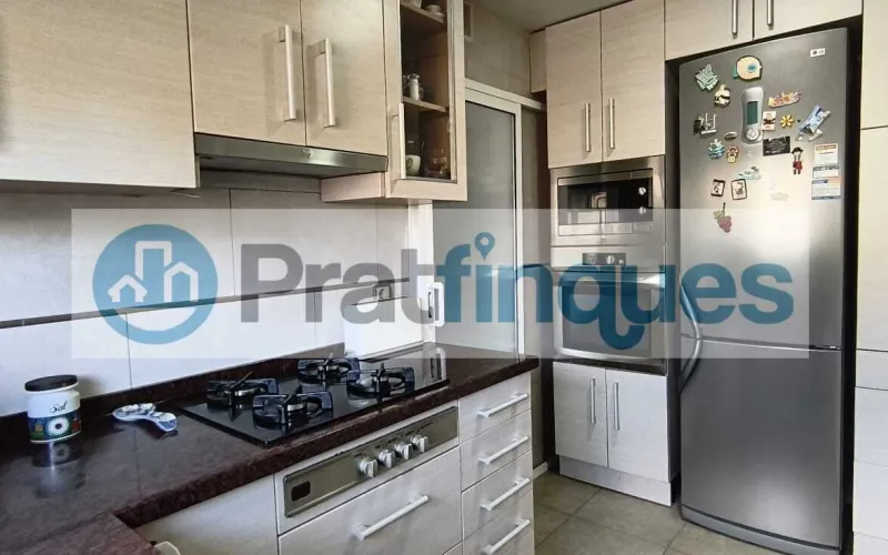 ¿Buscas un hogar donde la luz sea la protagonista?&nbsp;Presentamos este magnífico piso que combina una distribución funcional con una ubicación privilegiada para disfrutar de la máxima tranquilidad. Lo que hace especial a esta vivienda: Amplitud y Confort:&nbsp;Un salón-comedor acogedor que se convierte en el corazón de la casa, con salida directa a un&nbsp;balcón privado&nbsp;perfecto para relajarse. Zona de Descanso:&nbsp;Dispone de&nbsp;3 habitaciones&nbsp;(2 de ellas dobles y amplias, más una individual versátil),diseñadas para garantizar el descanso de toda la familia. Funcionalidad:&nbsp;Cocina independiente con acceso a galería, ideal para organizar el día a día. El baño completo ha sido actualizado con un moderno&nbsp;plato de ducha de resina antideslizante, aunando seguridad y estilo. Luz y Vistas:&nbsp;Gracias a su&nbsp;orientación Oeste, la vivienda se inunda de sol natural durante toda la tarde. Sus&nbsp;vistas despejadas&nbsp;te permitirán disfrutar de una sensación de libertad y paz difícil de encontrar.Equipamiento y Finca: La vivienda está lista para entrar a vivir, equipada con&nbsp;calefacción por radiadores&nbsp;(gas natural) y&nbsp;aire acondicionado con bomba de calor, garantizando el clima perfecto en cualquier época del año. Además, la finca cuenta con&nbsp;ascensor, facilitando el acceso y la comodidad total en tu rutina. ¡No pierdas la oportunidad de visitarlo! Un piso donde el confort y la luz se encuentran. En Pratfinques le acompañamos de forma integral durante todo el proceso de compraventa. Nos encargamos de la gestión de su financiación hipotecaria, la liquidación de impuestos y la inscripción registral de la propiedad. &nbsp; Tenga en cuenta los siguientes puntos informativos: &nbsp; Transparencia en el precio: El importe de venta no incluye los impuestos y tasas asociados (ITP y AJD). Plusvalía: El Impuesto sobre el Incremento de Valor de los Terrenos de Naturaleza Urbana corre íntegramente a cargo de la parte vendedora. Sin costes adicionales: En Pratfinques no cobramos honorarios a la parte compradora; nuestros servicios ya están incluidos en el precio de venta publicado.&nbsp;