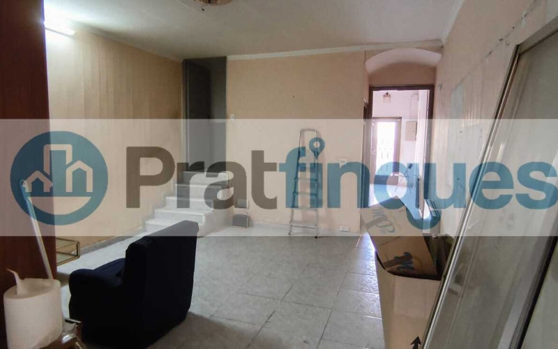 ¿Buscas un lienzo en blanco para diseñar una vida a tu medida o una inversión con posibilidades infinitas? Te presentamos una oportunidad única en la zona más auténtica de la ciudad. No es solo una casa; es la posibilidad de materializar ese proyecto que tienes en mente, combinando el encanto histórico con la modernidad absoluta. El espacio que siempre imaginaste Ubicada en una generosa parcela de&nbsp;155 m²&nbsp;(5 m de fachada por 31 m de fondo),esta propiedad destaca por su&nbsp;espectacular patio central, un pulmón de aire y luz que se convertirá en el alma de tu futuro hogar. Actualmente, la vivienda cuenta con&nbsp;164 m² construidos&nbsp;llenos de potencial: Planta Baja (86 m²):&nbsp;El espacio perfecto para una zona de día diáfana con vistas al jardín. Planta Primera (65 m²):&nbsp;Actualmente distribuida con recibidor, cocina, baño y un salón con salida a una&nbsp;terraza con orientación sur, garantizando sol durante todo el día. Planta Superior:&nbsp;Tres amplias estancias ideales para dormitorios dobles o suites de ensueño.¿Por qué esta propiedad es especial? Lo que hoy requiere una reforma integral, mañana será la casa más envidiada del barrio. Tienes flexibilidad total para diseñar: ✅ Un&nbsp;jardín privado con piscina&nbsp;y zona de barbacoa. ✅ Tu propio&nbsp;garaje privado&nbsp;en el centro. ✅ De 3 a 5 habitaciones según tus necesidades. Oportunidad para Inversores ????️ La normativa de la parcela es excepcional, permitiendo incluso la&nbsp;construcción de dos viviendas independientes: Un edificio de planta baja + 2 alturas + bajo cubierta. Un segundo edificio de planta baja + altura + bajo cubierta (ideal como estudio independiente, loft de invitados o garaje de gran capacidad).No te limites a leerlo: ven a sentirlo.&nbsp;Las dimensiones y la luz de este inmueble solo se aprecian de verdad al cruzar su puerta. Te acompañaremos en todo el proceso para ayudarte a visualizar y proyectar la casa que siempre quisiste. ¡Contáctanos hoy mismo y agenda tu visita! Tu futuro empieza aquí. &nbsp; En Pratfinques le acompañamos de forma integral durante todo el proceso de compraventa. Nos encargamos de la gestión de su financiación hipotecaria, la liquidación de impuestos y la inscripción registral de la propiedad. &nbsp; Tenga en cuenta los siguientes puntos informativos: &nbsp; Transparencia en el precio: El importe de venta no incluye los impuestos y tasas asociados (ITP y AJD). Plusvalía: El Impuesto sobre el Incremento de Valor de los Terrenos de Naturaleza Urbana corre íntegramente a cargo de la parte vendedora. Sin costes adicionales: En Pratfinques no cobramos honorarios a la parte compradora; nuestros servicios ya están incluidos en el precio de venta publicado.&nbsp;