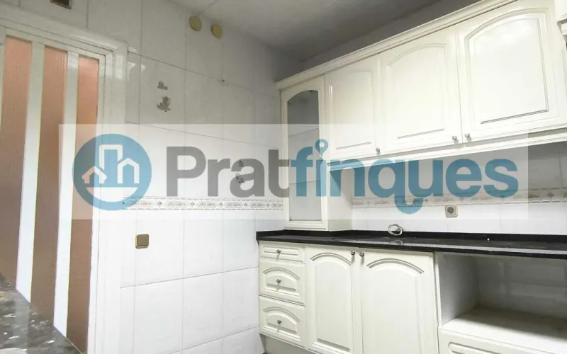 Presentamos esta magnífica propiedad situada en una de las intersecciones más estratégicas de El Prat. Una vivienda que destaca por su luminosidad, y distribución y un potencial para convertirse en el hogar de sus sueños. Distribución y Características El inmueble cuenta con una superficie de 94 m² construidos (79 m² útiles),diseñados para aprovechar cada rincón: Zona de Día:&nbsp;Un imponente salón-comedor independiente de 23 m², totalmente exterior, que inunda la estancia de luz natural y ofrece acceso directo a un acogedor balcón. Zona de Noche:&nbsp;Consta de 3 amplias habitaciones (incluyendo una habitación doble principal). Cocina y Baño:&nbsp;Cocina independiente de 8 m² con salida a galería técnica y un baño completo de cuatro piezas con bañera. Acabados:&nbsp;Suelos de gres porcelánico, carpintería interior en madera de cerezo y ventanas de aluminio.???? Un proyecto a tu medida La vivienda se encuentra en un estado que&nbsp;precisa de una actualización, lo que representa una oportunidad única. Con una reforma ejecutada con buen gusto, este piso tiene el potencial arquitectónico para transformarse en una pieza de diseño&nbsp;impresionantemente sofisticada y actual, revalorizando su inversión desde el primer día. La finca, perfectamente mantenida, dispone de&nbsp;ascensor. ???? Privilegios de una ubicación inmejorable Vivir en esta zona de El Prat de Llobregat es sinónimo de calidad de vida. Disfrutará de servicios de primer nivel a pie de calle: Conectividad Total:&nbsp;A tan solo 7 minutos de la estación de&nbsp;Metro L9 (Les Moreres)&nbsp;y con una red de paradas de autobús locales e interurbanas que conectan directamente con el centro de Barcelona en pocos minutos. Servicios y Ocio:&nbsp;Rodeado de una oferta comercial completa, centros de salud, colegios y zonas verdes. Todo lo que su día a día requiere, sin necesidad de desplazarse.Si buscas una ubicación premium para diseñar un hogar a tu estilo, esta es tu oportunidad.&nbsp;Contacta ahora para concertar una visita. En Pratfinques le acompañamos de forma integral durante todo el proceso de compraventa. Nos encargamos de la gestión de su financiación hipotecaria, la liquidación de impuestos y la inscripción registral de la propiedad. &nbsp; Tenga en cuenta los siguientes puntos informativos: &nbsp; Transparencia en el precio: El importe de venta no incluye los impuestos y tasas asociados (ITP y AJD). Plusvalía: El Impuesto sobre el Incremento de Valor de los Terrenos de Naturaleza Urbana corre íntegramente a cargo de la parte vendedora. Nota informativa: Los Honorarios de intermediación profesional no están incluidos en el precio de venta.