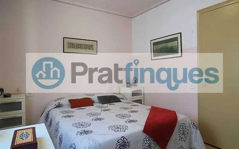 Descubra este piso único en el corazón de la ciudad. Una vivienda diseñada para aprovechar la luz natural al máximo, totalmente exterior y con una distribución versátil. Su gran salón de 22 m² se convierte en el centro del hogar, conectado a un balcón ideal para disfrutar del entorno urbano. Situada en un área con una&nbsp;oferta comercial inmejorable&nbsp;(moda, restauración y alimentación) y una conectividad excelente. A pocos minutos de la estación de&nbsp;Metro L9 (Les Moreres)&nbsp;y con acceso inmediato a las principales líneas de autobús (65, X2, L22, N17),esta propiedad combina comodidad, servicios y calidad de vida. Desde Pratfinques, te realizamos todos los trámites de la compraventa y a la obtención de la financiación hipotecaria, liquidación de los impuestos y, inscripción registral. -&nbsp;&nbsp;&nbsp;&nbsp;&nbsp;&nbsp;&nbsp;&nbsp;&nbsp;&nbsp;&nbsp;&nbsp;&nbsp; El precio de venta del inmueble, no incluye impuestos ni tasas. (ITP y AJD) -&nbsp;&nbsp;&nbsp;&nbsp;&nbsp;&nbsp;&nbsp;&nbsp;&nbsp;&nbsp;&nbsp;&nbsp;&nbsp; La plusvalía (Impuesto sobre el Incremento de Valor de los Terrenos Urbanos) es a cargo del vendedor. -&nbsp;&nbsp;&nbsp;&nbsp;&nbsp;&nbsp;&nbsp;&nbsp;&nbsp;&nbsp;&nbsp;&nbsp;&nbsp; En Pratfinques, NO COBRAMOS LOS HONORARIOS AL COMPRADOR, están incluidos en el precio de venta publicado.