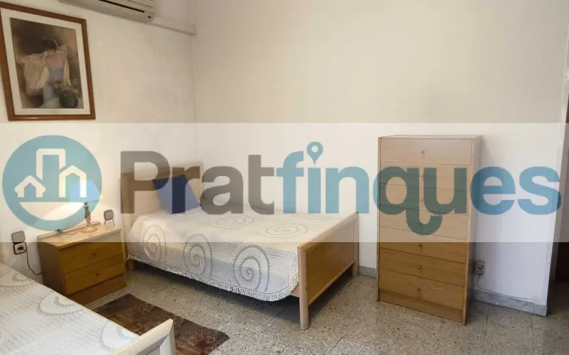 Ubicada en una de las zonas más exclusivas y demandadas de El Prat de Llobregat, presentamos esta vivienda totalmente exterior que destaca por su luz natural y su ubicación privilegiada en el&nbsp;Casc Antic. Características principales: Luminosidad total:&nbsp;Al ser una pieza íntegramente exterior, cada estancia disfruta de una claridad excepcional durante todo el día. Espacios optimizados:&nbsp;La vivienda cuenta con 69 m² construidos (63 m² útiles) distribuidos de forma funcional. Distribución: 3 dormitorios (uno de ellos doble). Salón-comedor con salida directa a un acogedor balcón. Cocina independiente con grandes posibilidades de reforma. Baño de tres piezas equipado con plato de ducha. Finca con ascensor:&nbsp;Situado en un edificio bien conservado que dispone de ascensor, garantizando total comodidad.Un lienzo en blanco para tu proyecto: El inmueble se encuentra en estado original, lo que representa la oportunidad perfecta para realizar una&nbsp;actualización integral&nbsp;y diseñar el hogar de tus sueños a medida. Su estructura permite múltiples opciones de personalización para ganar amplitud y estilo. Viva en una zona tranquila, con el encanto del casco histórico y todos los servicios, comercios y transporte a su alcance. En Pratfinques le acompañamos de forma integral durante todo el proceso de compraventa. Nos encargamos de la gestión de su financiación hipotecaria, la liquidación de impuestos y la inscripción registral de la propiedad. &nbsp; Tenga en cuenta los siguientes puntos informativos: &nbsp; Transparencia en el precio: El importe de venta no incluye los impuestos y tasas asociados (ITP y AJD). Plusvalía: El Impuesto sobre el Incremento de Valor de los Terrenos de Naturaleza Urbana corre íntegramente a cargo de la parte vendedora. Sin costes adicionales: En Pratfinques no cobramos honorarios a la parte compradora; nuestros servicios ya están incluidos en el precio de venta publicado.&nbsp;