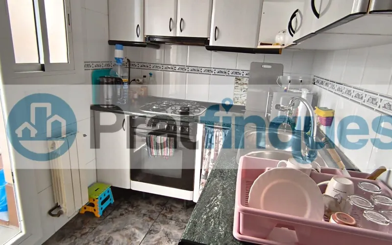 Vive por encima de todo. Este no es solo un ático, es un mirador privado diseñado para quienes buscan la calma sin renunciar al pulso de la ciudad. Con una orientación Este privilegiada, la vivienda se inunda de luz natural desde el primer café de la mañana, convirtiendo cada rincón en un espacio vibrante y acogedor. Espacios que respiran El corazón de la propiedad es su espectacular salón-comedor de 27 m², un área amplia y fluida que conecta directamente con la joya de la corona: una terraza a nivel de 36 m². Es el escenario perfecto para cenas bajo las estrellas, mañanas de lectura al sol o simplemente disfrutar de la libertad de un espacio exterior privado de grandes dimensiones. La distribución se completa con: Zona de descanso: 2 habitaciones (una de ellas doble, pensada para el máximo confort). Cocina independiente: Funcional y luminosa, con acceso directo a la terraza y zona de galería integrada. Baño de diseño: Totalmente actualizado, con plato de ducha de resina antideslizante para una estética moderna y segura. Calidades: Suelos de gres porcelánico que aportan elegancia y puertas de haya que dan calidez a todo el hogar.El privilegio de tu ubicación Vivir aquí significa tenerlo todo. Situado en un enclave estratégico junto al Carrer Lleida, disfrutarás de la comodidad de tener el comercio local, la mejor restauración y colegios a pocos pasos de tu portal. La conectividad es absoluta, con la L9 de Metro y líneas de autobús que te acercan a cualquier punto en minutos. No es solo un piso, es la oportunidad de vivir en una de las zonas más demandadas, donde la luz y la terraza marcan la diferencia entre un lugar donde vivir y un lugar donde ser feliz. En Pratfinques le acompañamos de forma integral durante todo el proceso de compraventa. Nos encargamos de la gestión de su financiación hipotecaria, la liquidación de impuestos y la inscripción registral de la propiedad. &nbsp; Tenga en cuenta los siguientes puntos informativos: &nbsp; Transparencia en el precio: El importe de venta no incluye los impuestos y tasas asociados (ITP y AJD). Plusvalía: El Impuesto sobre el Incremento de Valor de los Terrenos de Naturaleza Urbana corre íntegramente a cargo de la parte vendedora. Sin costes adicionales: En Pratfinques no cobramos honorarios a la parte compradora; nuestros servicios ya están incluidos en el precio de venta publicado.&nbsp;