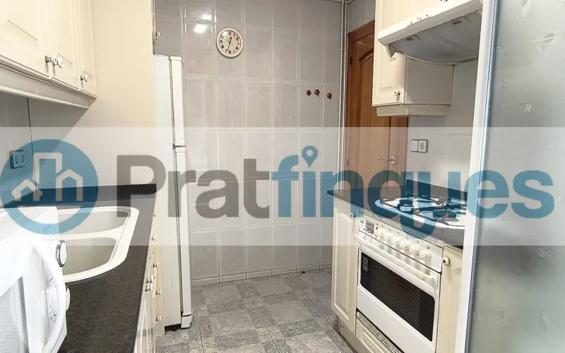 ¿Buscáis vuestra primera vivienda o el lugar ideal para ver crecer a vuestra familia? Este espectacular piso destaca por su amplitud, su luz natural y una comodidad absoluta en el día a día. Al tratarse de una quinta planta real en una finca con ascensor, disfrutaréis de una vivienda tranquila, sin ruidos de la calle y con sol directo durante todo el día. ¡Un lienzo en blanco perfecto para vuestro nuevo proyecto de vida! Espacios diseñados para el día a día familiar: El corazón de la casa: Un gran salón-comedor de 21 m² donde compartir cenas, tardes de cine y con salida directa al balcón. Habitaciones para todos: 3 dormitorios (dos de ellos dobles),ideales para el dormitorio principal, el cuarto de los niños o una zona de teletrabajo. Cocina independiente: Espaciosa, funcional y con acceso directo a una cómoda galería que desahoga el espacio principal. Baño reformado: Baño completo de 3 piezas equipado con un moderno y práctico plato de ducha. Metros reales: 76 m² útiles bien distribuidos (87 m² construidos) donde no se pierde ni un solo metro.Una ubicación pensada para vuestra comodidad Situado en la cotizada Avenida del Remolar, tendréis la tranquilidad que buscáis sin renunciar a nada. La ubicación es perfecta para el día a día de una familia: Conectividad total: Accesos rapidísimos en coche y una red excelente de transporte público para ir a trabajar o estudiar. Todo a un paso: Rodeado de comercio local, supermercados para la compra diaria, colegios, parques y una gran oferta de restauración para los fines de semana.¡Es el momento de dar el paso y tener vuestra propia casa! Contactad con nosotros hoy mismo para venir a verla antes de que se reserve. En Pratfinques le acompañamos de forma integral durante todo el proceso de compraventa. Nos encargamos de la gestión de su financiación hipotecaria, la liquidación de impuestos y la inscripción registral de la propiedad. &nbsp; Tenga en cuenta los siguientes puntos informativos: &nbsp; Transparencia en el precio: El importe de venta no incluye los impuestos y tasas asociados (ITP y AJD). Plusvalía: El Impuesto sobre el Incremento de Valor de los Terrenos de Naturaleza Urbana corre íntegramente a cargo de la parte vendedora. Sin costes adicionales: En Pratfinques no cobramos honorarios a la parte compradora; nuestros servicios ya están incluidos en el precio de venta publicado.&nbsp;