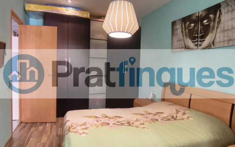 Disfrute del equilibrio perfecto entre tranquilidad residencial y una conectividad estratégica inigualable. Esta magnífica vivienda, ubicada en la apacible calle Sant Joaquim, 86, destaca por su excelente distribución, estancias muy amplias y una optimización perfecta de sus 83 m² útiles (97 m² construidos). Gracias a su orientación norte, el piso ofrece un ambiente fresco, confortable y una luminosidad constante muy valorada. Distribución elegante y espacios independientes Salón-comedor extraordinario: Un gran espacio de 22 m² muy cuadrado y luminoso, con salida directa a un agradable balcón. Zona de descanso generosa: Dispone de 4 habitaciones, incluyendo dos dormitorios dobles de gran tamaño (el principal cuenta con unos fantásticos 13 m²). Cocina funcional e independiente: Espaciosa, independiente y con salida a una práctica galería/lavadero que maximiza la organización. Baño completo: Un baño de 4 piezas equipado con bañera, ideal para el confort diario.Calidades y confort de primer nivel Aislamiento eficiente: Carpintería exterior de aluminio blanco con doble acristalamiento, garantizando confort térmico y acústico. Climatización integral: Sistema de aire acondicionado split con bomba de calor instalado. Detalles de calidad: Suelos de gres porcelánico de alta resistencia y puertas interiores de haya vaporizada que aportan calidez. Finca accesible: Edificio cuidado y tranquilo que dispone de ascensor.Accesibilidad y entorno: Lo mejor de El Prat a su alcance La ubicación de la calle Sant Joaquim es uno de los mayores valores añadidos de esta propiedad: Entrada y salida inmediata: Acceso rápido y directo a las principales vías de comunicación (C-31, C-32 y B-20),permitiendo conectar con Barcelona o el Aeropuerto en pocos minutos y sin sufrir retenciones internas. Conectividad total: Excelente comunicación en transporte público mediante la red de autobuses locales y metropolitanos, Metro (L9 Sud) y Cercanías Renfe. Calidad de vida en El Prat: Una ciudad llana, cómoda y moderna que combina una infraestructura de primer nivel (colegios, centros médicos, comercios) con el privilegio natural de los Espacios Naturales del Delta y sus tranquilas playas vírgenes. Tenga en cuenta los siguientes puntos informativos: Transparencia en el precio: El importe de venta no incluye los impuestos y tasas asociados (ITP y AJD). Plusvalía: El Impuesto sobre el Incremento de Valor de los Terrenos de Naturaleza Urbana corre íntegramente a cargo de la parte vendedora. Sin costes adicionales: En Pratfinques no cobramos honorarios a la parte compradora; nuestros servicios ya están incluidos en el precio de venta publicado.