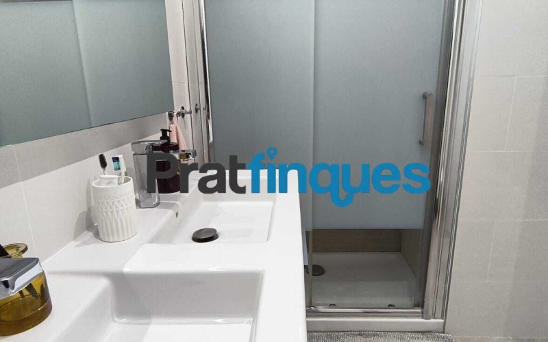 Te imaginas despertar cada día con el sol por la mañana, unas vistas claras y el cielo como vecino? Te ofrecemos esta magnífica vivienda exterior situado en una octava planta, completamente luminoso e impecable. Con una inmejorable orientación Sur-Sudeste, el piso disfruta de una entrada excepcional de luz natural durante todo el día. Ubicado en la prestigiosa Plaza Europa de L'Hospitalet de Llobregat, uno de los entornos urbanos más modernos, cotizados y mejor comunicados del área metropolitana de Barcelona, este hogar es el reflejo perfecto de una vida cómoda, elegante y altamente eficiente. La propiedad se sitúa en una finca joven que cuenta con tecnología de aerotermia de última generación y servicios exclusivos que elevan la calidad de vida al máximo nivel. Así se distribuye tu futuro hogar: - Gran dormitorio principal (16 m²): Un espacioso dormitorio de diseño que incluye una fantástica zona de vestuario integrada para tu total comodidad. - Salón-comedor de ensueño: Un ambiente abierto con grandes ventanales que conectan directamente con la terraza, inundando el espacio de sol. - Terrassa de 8 m²: El lugar ideal para relajarse ante la Plaza Europa, con acceso práctico y directo tanto desde el comedor como de la cocina. - Segundo dormitorio: Una habitación individual con ventana orientada a la terraza, ideal como despacho de teletrabajo, habitación juvenil o espacio polivalente. - Cocina independiente: Amplia, totalmente equipada, muy luminosa y con salida directa al exterior. Baño completo: Moderno y funcional, equipado con plato de ducha. Calidades, confort y eficiencia energética: - Suelos de parqué flotante de madera multicapa: Un acabado noble y natural que aporta máxima calidez, elegancia y confort a la pisada. - Sistema de aerotermia integral: Climatización de máximo ahorro (aire acondicionado y calefacción por conductas) y agua caliente sanitaria mediante energía limpia. - Máxima eficiencia: Edificio de construcción reciente con cierres de alto aislamiento y soluciones tecnológicas sostenibles. - Listo para entrar a vivir: El estado de conservación es excelente, no necesita ningún tipo de reforma. Servicios exclusivos de la finca: - Piscina comunitaria y solárium: Un oasis a tu disposición con espectaculares vistas panorámicas de la ciudad. - Seguridad y comodidad: Servicio de conserjería, control de accesos, dos ascensores y un montacargas. - Placas solares: Apoyo energético comunitario que optimiza todavía más el consumo general del edificio. Información de transparencia al consumidor: El precio de venta publicado no incluye los gastos ni los impuestos derivados de la compraventa (*ITP, gastos de notaría, registro, gestoría ni honorarios de intermediación inmobiliaria). Antes de hacer la visita, tu asesor personal te facilitará toda la información detallada y desglosada de estos costes para que compres con total tranquilidad.