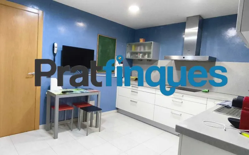 ¡Descubre tu nuevo hogar! Este encantador piso de 90 m² construidos (75 m² útiles) te ofrece la combinación perfecta de confort, espacio y una ubicación inmejorable. Situado en una cuarta planta con ascensor, destaca por su excelente distribución y su fantástica orientación oeste, ideal para disfrutar del sol de tarde. Características principales Zona de día: Salón-comedor de 16 m² con acceso directo a un agradable balcón de 8 m². Cocina independiente: Tipo office, muy espaciosa (14 m²) y con salida directa a galería/lavadero. Dormitorios: 3 habitaciones en total. Una suite principal de 12 m² y dos habitaciones individuales amplias. Baños: 1 baño completo de 4 piezas con bañera y 1 práctico aseo de cortesía. Climatización: Calefacción por radiadores de gas natural y aire acondicionado (splits) para un confort total todo el año. Ubicación y conectividad El inmueble se encuentra en una zona totalmente consolidada y excelentemente comunicada: A 8 minutos a pie de la parada de metro L9 (Cèntric). A 2 minutos de la parada de autobús Plaça Pau Casals (múltiples líneas). Servicios a pie de calle: Rodeado de comercios locales, restauración, colegios y entidades financieras. Condiciones y servicios de Pratfinques En Pratfinques te acompañamos en todo el proceso. Nos encargamos de todos los trámites de la compraventa: obtención de la financiación hipotecaria, liquidación de impuestos e inscripción registral. Sin honorarios de agencia para el comprador: Están totalmente incluidos en el precio de venta publicado. El precio de venta no incluye los impuestos ni tasas correspondientes a la parte compradora (ITP / AJD). La plusvalía municipal corre a cargo de la parte vendedora.