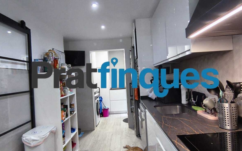 Presentamos este espectacular piso totalmente reformado de 89 m² útiles, ubicado en pleno centro de la ciudad, a un paso de la emblemática Plaza Catalunya y de la estación de metro L9 Cèntric. Una vivienda lista para entrar a vivir, diseñada para ofrecerte el máximo confort, luminosidad y una distribución perfecta para la vida familiar. Distribución inteligente: Zona de día y Zona de noche El diseño de la vivienda separa de forma excelente los espacios para garantizar tu privacidad y descanso: Zona de Día: Al cruzar el recibidor, accedes directamente a un salón-comedor de 18 m², un espacio amplio y acogedor con salida directa a un agradable balcón. La cocina es independiente y cuenta con la galería ya integrada. Destaca por su gran luminosidad gracias a un elegante tabique acristalado tipo ventana, que permite el paso de la luz natural desde el comedor mientras cocinas. Zona de Noche: Conectada de forma fluida desde el comedor, distribuye el acceso a los dormitorios y baños: Habitación principal en suite (11 m²): Exterior, inundada de sol y con su propio baño privado de 4 m² (3 piezas con plato de ducha de resina antideslizante). Segunda habitación doble (11 m²): También exterior a la calle, disfrutando de una orientación inmejorable con sol durante todo el día. Dos habitaciones individuales (8 m² cada una): Espacios versátiles ideales para dormitorios, zona de juegos o teletrabajo. Una de ellas cuenta con salida a un segundo balcón orientado al patio de luces. Baño común: Moderno y funcional, compuesto por 3 piezas y equipado con plato de ducha de resina antideslizante. Calidades premium y confort total La vivienda cuenta con una reforma integral de hace solo 5 años y está cuidada al detalle con materiales de alta calidad: Orientación Sur: Vivienda muy soleada y bañada por la luz natural durante todo el día. Aislamiento perfecto: Carpintería de aluminio con rotura de puente térmico y doble ventana, garantizando el mejor aislamiento térmico y acústico. Suelos y carpintería: Suelo de parqué sintético de alta resistencia (nivel AC5) y puertas lacadas en blanco (batientes y correderas empotradas en los baños para optimizar el espacio). Airecondicionado: 3 splits con bomba de calor en distintas estàncies. Ubicación inmejorable Vivirás en el centro de El Prat, rodeado de todos los servicios esenciales: colegios, bibliotecas, comercios y una excelente conectividad en transporte público (Metro L9 Cèntric y múltiples líneas de autobús). Un hogar idílico, cómodo y pensado para disfrutar de la paz familiar. ¿Te vas a perder la oportunidad de visitarlo? &nbsp;