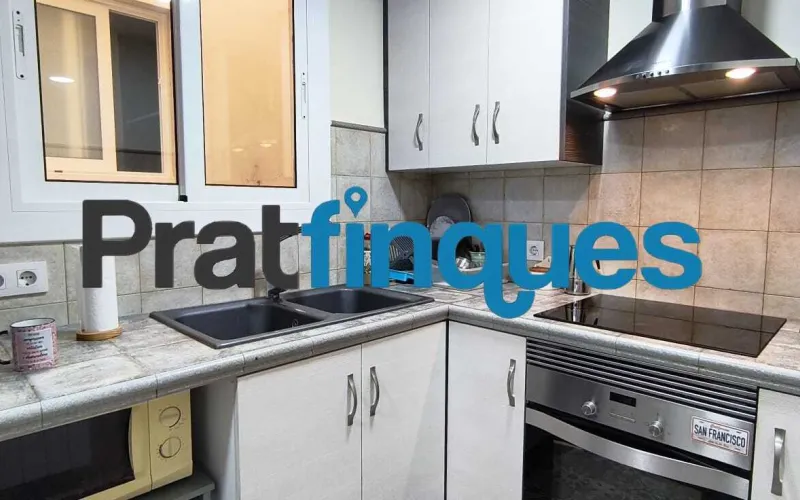 Presentamos esta magnífica vivienda lista para entrar a vivir, completamente reformada con un gusto exquisito y materiales de calidad. El inmueble destaca por su excelente distribución, luminosidad y el absoluto desahogo que ofrece su impresionante espacio exterior, convirtiéndolo en una pieza única en la zona. Características principales: Superficie óptima: 70 m² útiles distribuidos con la máxima eficiencia espacial. Zona de descanso: 3 amplios dormitorios, incluyendo una magnífica suite principal y dos habitaciones dobles adicionales. Baños modernos: 2 baños completos totalmente equipados con acabados contemporáneos. Cocina funcional: Espacio independiente y cómodo. Lavadero Interiorizado: un práctico lavadero interiorizado que maximiza el orden doméstico. Área de relax: Una agradable estancia acristalada que funciona como un balcón cubierto, ideal como rincón de lectura por su abundante luz natural y sosiego. Calidades y acabados premium: Aislamiento superior: Carpintería exterior oscilobatiente de aluminio con rotura de puente térmico y doble acristalamiento con cámara de aire, garantizando el máximo confort térmico y acústico. Elegancia interior: Suelos de parqué laminado de alta resistencia (AC5) y puertas de paso lacadas en blanco. Climatización: Sistema de calefacción integral mediante radiadores de gas natural. Un oasis exterior exclusivo: El verdadero elemento diferenciador de esta propiedad es su espectacular terraza privada de 61 m². Un espacio exterior idílico para disfrutar del clima mediterráneo, organizar cenas al aire libre o crear un jardín urbano. Además, cuenta con un valioso trastero de 5 m² integrado, la solución perfecta de almacenamiento para el día a día. Exclusividad y entorno de vida: Ubicada en una finca de solo dos vecinos, la privacidad y la tranquilidad están completamente garantizadas. El piso se emplaza en uno de los sectores residenciales más cotizados y demandados de la ciudad. Una zona que destaca por el equilibrio perfecto entre la paz de un entorno familiar y la comodidad urbana más absoluta. A escasos minutos a pie de la estación de metro L9 (Cèntric),la vivienda ofrece una conectividad impecable con el centro de Barcelona, el aeropuerto y redes de transporte (autobuses y taxis). El día a día aquí es un auténtico privilegio: dispondrá de una selecta oferta de restauración, comercios locales y servicios esenciales a pie de calle, sin renunciar a la calma de un vecindario residencial idílico. En Pratfinques le acompañamos de forma integral durante todo el proceso de compraventa. Nos encargamos de la gestión de su financiación hipotecaria, la liquidación de impuestos y la inscripción registral de la propiedad. Tenga en cuenta los siguientes puntos informativos: Transparencia en el precio: El importe de venta no incluye los impuestos y tasas asociados (ITP y AJD). Plusvalía: El Impuesto sobre el Incremento de Valor de los Terrenos de Naturaleza Urbana corre íntegramente a cargo de la parte vendedora. Información de transparencia al consumidor: Antes de hacer la visita, tu asesor personal te facilitará toda la información detallada y desglosada de estos costes para que compres con total tranquilidad.