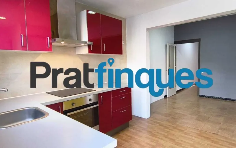 Si buscas comodidad, luz y tranquilidad, este piso de 75 m² útiles (84 m² construidos) te va a encantar. Está pensado para aprovechar cada rincón al máximo y se distribuye de forma ideal: Zona de día: Un acogedor salón-comedor de 15 m² y una moderna cocina office abierta de 9 m². ¡Y aquí viene lo mejor! Desde la cocina accedes directamente a una fantástica terraza a nivel de 10 m², el rincón perfecto para tomar el café por la mañana, disfrutar de cenas al aire libre o crear tu propio oasis urbano. Además, cuenta con un práctico lavadero integrado. Zona de descanso: 3 habitaciones (dos de ellas dobles, perfectas para el dormitorio principal o un espacio de trabajo) y un baño completo de 4 piezas. Ubicación y tranquilidad garantizadas El piso se encuentra en una de las zonas más valoradas y cotizadas de El Prat. Se ubica en la primera planta de un edificio clásico, sin ascensor, pero con una gran ventaja: ¡solo comparte espacio con 3 vecinos más! Al ser una comunidad tan pequeña y familiar, la paz y la tranquilidad están aseguradas. Listo para entrar a vivir (con muy pocos retoques) A diferencia de otros pisos, aquí el trabajo duro ya está hecho. La vivienda ha sido mimada y cuenta con: Instalación eléctrica totalmente actualizada. Ventanas de PVC con rotura de puente térmico y doble cristal (adiós al frío y a los ruidos). Cocina completamente equipada. ¿Lo mejor? Solo necesita lo que llamamos