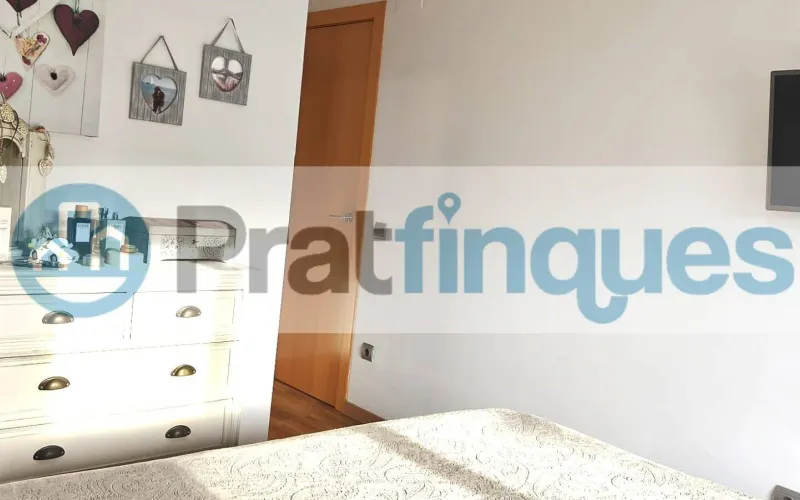 Ubicada en la zona más emblemática y con más solera de El Prat, presentamos esta impecable vivienda en una finca de&nbsp;obra seminueva&nbsp;que destaca por su diseño funcional y la alta calidad de sus acabados. El inmueble consta de&nbsp;84 m² construidos&nbsp;(73 m² útiles) perfectamente distribuidos para maximizar la entrada de luz natural y el confort. La zona de día se define por un acogedor salón-comedor de 16 m², equipado con aire acondicionado (split),que comunica directamente con un&nbsp;balcón orientado al oeste, ideal para disfrutar del sol de tarde. La cocina, independiente y de generosas dimensiones (10 m²),ofrece un espacio óptimo de trabajo y almacenaje. En la zona de descanso encontramos&nbsp;3 dormitorios&nbsp;(dos de ellos dobles). La habitación principal destaca por su configuración tipo&nbsp;suite, incorporando un baño privado con plato de ducha de resina antideslizante. Un segundo baño completo da servicio al resto de la vivienda. Excelencia en los detalles: Aislamiento:&nbsp;Carpintería exterior de aluminio con&nbsp;rotura de puente térmico, garantizando eficiencia energética y confort acústico. Calidez:&nbsp;Suelos de&nbsp;parqué flotante laminado AC5&nbsp;de alta resistencia y puertas interiores en haya vaporizada. Accesibilidad:&nbsp;Finca moderna que cuenta con&nbsp;ascensor.Una oportunidad única para quienes buscan un hogar listo para entrar a vivir en un entorno histórico y tranquilo, sin renunciar a las comodidades de una construcción contemporánea. En Pratfinques le acompañamos de forma integral durante todo el proceso de compraventa. Nos encargamos de la gestión de su financiación hipotecaria, la liquidación de impuestos y la inscripción registral de la propiedad. &nbsp; Tenga en cuenta los siguientes puntos informativos: &nbsp; Transparencia en el precio: El importe de venta no incluye los impuestos y tasas asociados (ITP y AJD). Plusvalía: El Impuesto sobre el Incremento de Valor de los Terrenos de Naturaleza Urbana corre íntegramente a cargo de la parte vendedora. Sin costes adicionales: En Pratfinques no cobramos honorarios a la parte compradora; nuestros servicios ya están incluidos en el precio de venta publicado.&nbsp;