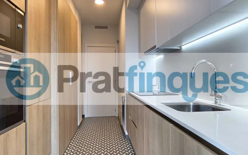 Exclusividad y sostenibilidad en una de las ubicaciones más codiciadas del área metropolitana. Le presentamos una pieza arquitectónica única situada en el corazón de&nbsp;Plaza Europa, el nuevo referente del urbanismo moderno en L'Hospitalet de Llobregat. Ubicada en una finca de&nbsp;obra nueva (2023),esta vivienda destaca por su privilegiada altura y su dominio visual, ofreciendo vistas despejadas que dotan a cada estancia de una personalidad inigualable. Espacios Diseñados para el Bienestar Con una superficie de 84 m² construidos, el hogar se distribuye con una elegancia funcional: Zona de Día:&nbsp;Un espectacular salón-comedor de 24 m², inundado de luz natural gracias a su&nbsp;orientación Este, con acceso directo a una&nbsp;terraza privada de 17 m², ideal para disfrutar de los amaneceres y el clima mediterráneo. Cocina Gourmet:&nbsp;Espacio independiente de 9 m² totalmente equipado con acabados de alta gama. Zona de Descanso:&nbsp;Suite principal de 13 m² con baño privado de diseño (plato de ducha de resina antideslizante) y dos habitaciones individuales luminosas y versátiles.Tecnología y Alta Eficiencia Energética Comprometida con el futuro, la vivienda cuenta con un sistema de&nbsp;aerotermia de última generación&nbsp;para la climatización (calefacción y aire acondicionado),garantizando un confort térmico óptimo con el mínimo impacto ambiental. Memoria de Calidades Premium Carpintería Exterior:&nbsp;Ventanas oscilobatientes con rotura de puente térmico y doble acristalamiento para un aislamiento acústico y térmico total. Carpintería Interior:&nbsp;Elegantes puertas lacadas en blanco, incluyendo sistemas correderos tipo&nbsp;Krona&nbsp;integrados en tabiquería para maximizar el espacio. Pavimentos:&nbsp;Suelo de tarima flotante laminada con efecto madera de máxima resistencia (calidad AC5).Servicios y Anexos Exclusivos La finca, libre de barreras arquitectónicas, dispone de tres ascensores (uno de gran capacidad). Además, se ofrece la posibilidad de completar esta propiedad con: Plaza de Parking XL (28.000 €):&nbsp;Con dimensiones excepcionales (5,25m x 3m),ideal para un vehículo de gran tamaño y una motocicleta de alta cilindrada. Trastero de Gran Capacidad (18.000 €):&nbsp;9 m² de almacenamiento adicional en el mismo edificio.Un hogar que no solo ofrece un lugar donde vivir, sino un estilo de vida basado en la exclusividad, la comodidad y la eficiencia. &nbsp; En Pratfinques le acompañamos de forma integral durante todo el proceso de compraventa. Nos encargamos de la gestión de su financiación hipotecaria, la liquidación de impuestos y la inscripción registral de la propiedad. &nbsp; Tenga en cuenta los siguientes puntos informativos: &nbsp; Transparencia en el precio: El importe de venta no incluye los impuestos y tasas asociados (ITP y AJD). Plusvalía: El Impuesto sobre el Incremento de Valor de los Terrenos de Naturaleza Urbana corre íntegramente a cargo de la parte vendedora. Sin costes adicionales: En Pratfinques no cobramos honorarios a la parte compradora; nuestros servicios ya están incluidos en el precio de venta publicado.&nbsp;