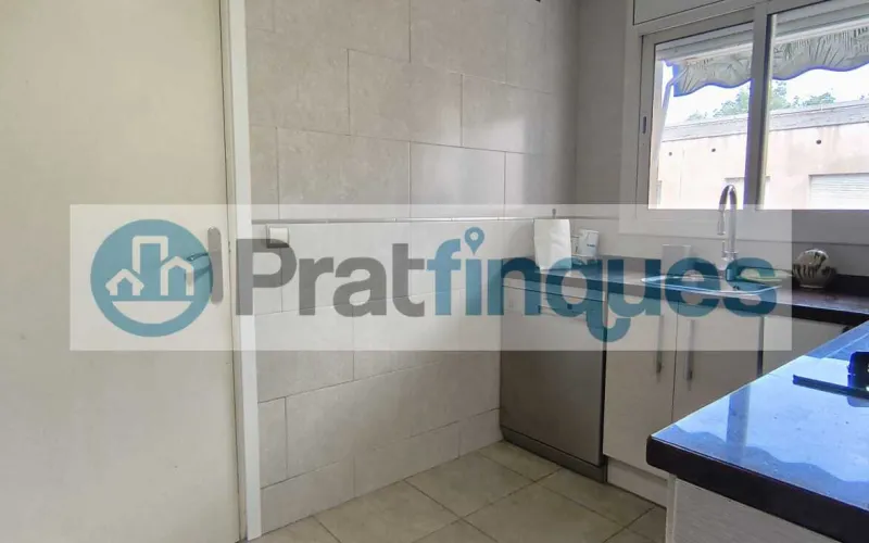 ¿Buscas un hogar donde la luz sea la protagonista?&nbsp;Presentamos este magnífico piso que combina una distribución funcional con una ubicación privilegiada para disfrutar de la máxima tranquilidad. Lo que hace especial a esta vivienda: Amplitud y Confort:&nbsp;Un salón-comedor acogedor que se convierte en el corazón de la casa, con salida directa a un&nbsp;balcón privado&nbsp;perfecto para relajarse. Zona de Descanso:&nbsp;Dispone de&nbsp;3 habitaciones&nbsp;(2 de ellas dobles y amplias, más una individual versátil),diseñadas para garantizar el descanso de toda la familia. Funcionalidad:&nbsp;Cocina independiente con acceso a galería, ideal para organizar el día a día. El baño completo ha sido actualizado con un moderno&nbsp;plato de ducha de resina antideslizante, aunando seguridad y estilo. Luz y Vistas:&nbsp;Gracias a su&nbsp;orientación Oeste, la vivienda se inunda de sol natural durante toda la tarde. Sus&nbsp;vistas despejadas&nbsp;te permitirán disfrutar de una sensación de libertad y paz difícil de encontrar.Equipamiento y Finca: La vivienda está lista para entrar a vivir, equipada con&nbsp;calefacción por radiadores&nbsp;(gas natural) y&nbsp;aire acondicionado con bomba de calor, garantizando el clima perfecto en cualquier época del año. Además, la finca cuenta con&nbsp;ascensor, facilitando el acceso y la comodidad total en tu rutina. ¡No pierdas la oportunidad de visitarlo! Un piso donde el confort y la luz se encuentran. En Pratfinques le acompañamos de forma integral durante todo el proceso de compraventa. Nos encargamos de la gestión de su financiación hipotecaria, la liquidación de impuestos y la inscripción registral de la propiedad. &nbsp; Tenga en cuenta los siguientes puntos informativos: &nbsp; Transparencia en el precio: El importe de venta no incluye los impuestos y tasas asociados (ITP y AJD). Plusvalía: El Impuesto sobre el Incremento de Valor de los Terrenos de Naturaleza Urbana corre íntegramente a cargo de la parte vendedora. Sin costes adicionales: En Pratfinques no cobramos honorarios a la parte compradora; nuestros servicios ya están incluidos en el precio de venta publicado.&nbsp;