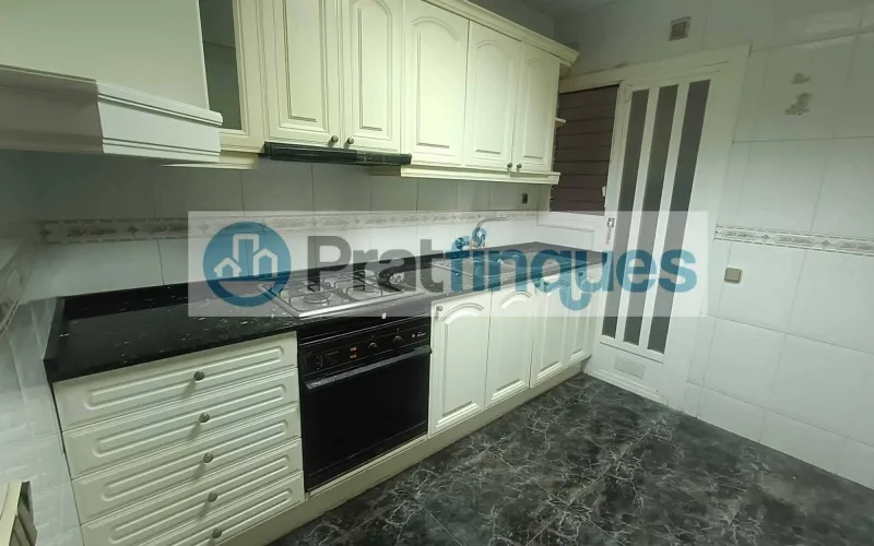 Presentamos esta magnífica propiedad situada en una de las intersecciones más estratégicas de El Prat. Una vivienda que destaca por su luminosidad, y distribución y un potencial para convertirse en el hogar de sus sueños. Distribución y Características El inmueble cuenta con una superficie de 94 m² construidos (79 m² útiles),diseñados para aprovechar cada rincón: Zona de Día:&nbsp;Un imponente salón-comedor independiente de 23 m², totalmente exterior, que inunda la estancia de luz natural y ofrece acceso directo a un acogedor balcón. Zona de Noche:&nbsp;Consta de 3 amplias habitaciones (incluyendo una habitación doble principal). Cocina y Baño:&nbsp;Cocina independiente de 8 m² con salida a galería técnica y un baño completo de cuatro piezas con bañera. Acabados:&nbsp;Suelos de gres porcelánico, carpintería interior en madera de cerezo y ventanas de aluminio.???? Un proyecto a tu medida La vivienda se encuentra en un estado que&nbsp;precisa de una actualización, lo que representa una oportunidad única. Con una reforma ejecutada con buen gusto, este piso tiene el potencial arquitectónico para transformarse en una pieza de diseño&nbsp;impresionantemente sofisticada y actual, revalorizando su inversión desde el primer día. La finca, perfectamente mantenida, dispone de&nbsp;ascensor. ???? Privilegios de una ubicación inmejorable Vivir en esta zona de El Prat de Llobregat es sinónimo de calidad de vida. Disfrutará de servicios de primer nivel a pie de calle: Conectividad Total:&nbsp;A tan solo 7 minutos de la estación de&nbsp;Metro L9 (Les Moreres)&nbsp;y con una red de paradas de autobús locales e interurbanas que conectan directamente con el centro de Barcelona en pocos minutos. Servicios y Ocio:&nbsp;Rodeado de una oferta comercial completa, centros de salud, colegios y zonas verdes. Todo lo que su día a día requiere, sin necesidad de desplazarse.Si buscas una ubicación premium para diseñar un hogar a tu estilo, esta es tu oportunidad.&nbsp;Contacta ahora para concertar una visita. En Pratfinques le acompañamos de forma integral durante todo el proceso de compraventa. Nos encargamos de la gestión de su financiación hipotecaria, la liquidación de impuestos y la inscripción registral de la propiedad. &nbsp; Tenga en cuenta los siguientes puntos informativos: &nbsp; Transparencia en el precio: El importe de venta no incluye los impuestos y tasas asociados (ITP y AJD). Plusvalía: El Impuesto sobre el Incremento de Valor de los Terrenos de Naturaleza Urbana corre íntegramente a cargo de la parte vendedora. Nota informativa: Los Honorarios de intermediación profesional no están incluidos en el precio de venta.