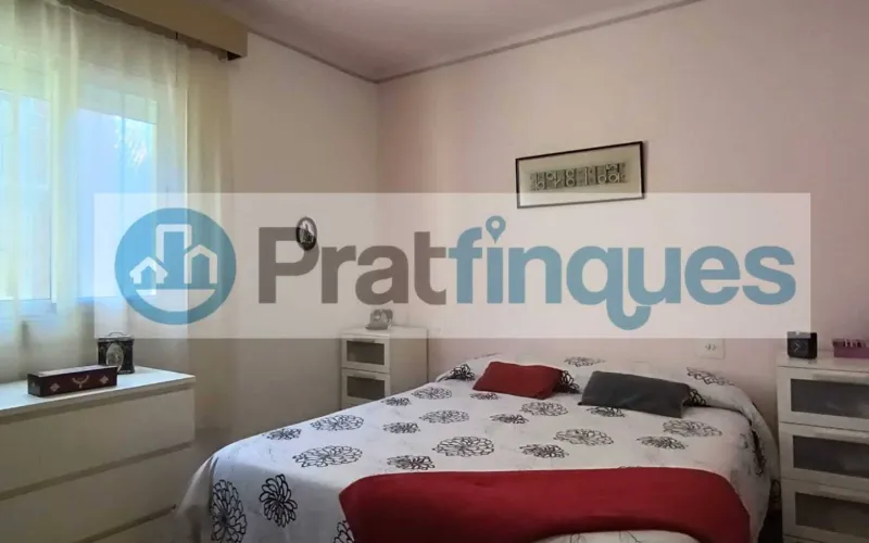 Descubra este piso único en el corazón de la ciudad. Una vivienda diseñada para aprovechar la luz natural al máximo, totalmente exterior y con una distribución versátil. Su gran salón de 22 m² se convierte en el centro del hogar, conectado a un balcón ideal para disfrutar del entorno urbano. Situada en un área con una&nbsp;oferta comercial inmejorable&nbsp;(moda, restauración y alimentación) y una conectividad excelente. A pocos minutos de la estación de&nbsp;Metro L9 (Les Moreres)&nbsp;y con acceso inmediato a las principales líneas de autobús (65, X2, L22, N17),esta propiedad combina comodidad, servicios y calidad de vida. Desde Pratfinques, te realizamos todos los trámites de la compraventa y a la obtención de la financiación hipotecaria, liquidación de los impuestos y, inscripción registral. -&nbsp;&nbsp;&nbsp;&nbsp;&nbsp;&nbsp;&nbsp;&nbsp;&nbsp;&nbsp;&nbsp;&nbsp;&nbsp; El precio de venta del inmueble, no incluye impuestos ni tasas. (ITP y AJD) -&nbsp;&nbsp;&nbsp;&nbsp;&nbsp;&nbsp;&nbsp;&nbsp;&nbsp;&nbsp;&nbsp;&nbsp;&nbsp; La plusvalía (Impuesto sobre el Incremento de Valor de los Terrenos Urbanos) es a cargo del vendedor. -&nbsp;&nbsp;&nbsp;&nbsp;&nbsp;&nbsp;&nbsp;&nbsp;&nbsp;&nbsp;&nbsp;&nbsp;&nbsp; En Pratfinques, NO COBRAMOS LOS HONORARIOS AL COMPRADOR, están incluidos en el precio de venta publicado.