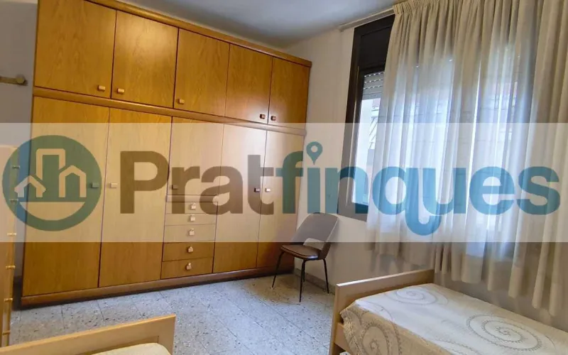 Ubicada en una de las zonas más exclusivas y demandadas de El Prat de Llobregat, presentamos esta vivienda totalmente exterior que destaca por su luz natural y su ubicación privilegiada en el&nbsp;Casc Antic. Características principales: Luminosidad total:&nbsp;Al ser una pieza íntegramente exterior, cada estancia disfruta de una claridad excepcional durante todo el día. Espacios optimizados:&nbsp;La vivienda cuenta con 69 m² construidos (63 m² útiles) distribuidos de forma funcional. Distribución: 3 dormitorios (uno de ellos doble). Salón-comedor con salida directa a un acogedor balcón. Cocina independiente con grandes posibilidades de reforma. Baño de tres piezas equipado con plato de ducha. Finca con ascensor:&nbsp;Situado en un edificio bien conservado que dispone de ascensor, garantizando total comodidad.Un lienzo en blanco para tu proyecto: El inmueble se encuentra en estado original, lo que representa la oportunidad perfecta para realizar una&nbsp;actualización integral&nbsp;y diseñar el hogar de tus sueños a medida. Su estructura permite múltiples opciones de personalización para ganar amplitud y estilo. Viva en una zona tranquila, con el encanto del casco histórico y todos los servicios, comercios y transporte a su alcance. En Pratfinques le acompañamos de forma integral durante todo el proceso de compraventa. Nos encargamos de la gestión de su financiación hipotecaria, la liquidación de impuestos y la inscripción registral de la propiedad. &nbsp; Tenga en cuenta los siguientes puntos informativos: &nbsp; Transparencia en el precio: El importe de venta no incluye los impuestos y tasas asociados (ITP y AJD). Plusvalía: El Impuesto sobre el Incremento de Valor de los Terrenos de Naturaleza Urbana corre íntegramente a cargo de la parte vendedora. Sin costes adicionales: En Pratfinques no cobramos honorarios a la parte compradora; nuestros servicios ya están incluidos en el precio de venta publicado.&nbsp;