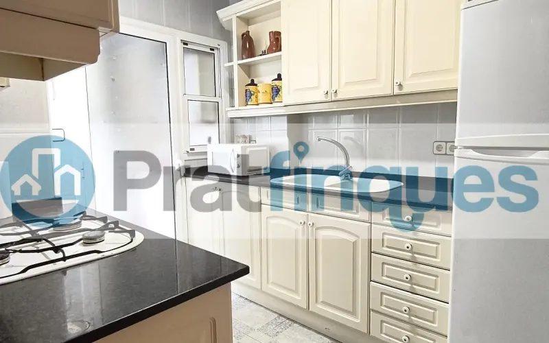 ¿Buscáis vuestra primera vivienda o el lugar ideal para ver crecer a vuestra familia? Este espectacular piso destaca por su amplitud, su luz natural y una comodidad absoluta en el día a día. Al tratarse de una quinta planta real en una finca con ascensor, disfrutaréis de una vivienda tranquila, sin ruidos de la calle y con sol directo durante todo el día. ¡Un lienzo en blanco perfecto para vuestro nuevo proyecto de vida! Espacios diseñados para el día a día familiar: El corazón de la casa: Un gran salón-comedor de 21 m² donde compartir cenas, tardes de cine y con salida directa al balcón. Habitaciones para todos: 3 dormitorios (dos de ellos dobles),ideales para el dormitorio principal, el cuarto de los niños o una zona de teletrabajo. Cocina independiente: Espaciosa, funcional y con acceso directo a una cómoda galería que desahoga el espacio principal. Baño reformado: Baño completo de 3 piezas equipado con un moderno y práctico plato de ducha. Metros reales: 76 m² útiles bien distribuidos (87 m² construidos) donde no se pierde ni un solo metro.Una ubicación pensada para vuestra comodidad Situado en la cotizada Avenida del Remolar, tendréis la tranquilidad que buscáis sin renunciar a nada. La ubicación es perfecta para el día a día de una familia: Conectividad total: Accesos rapidísimos en coche y una red excelente de transporte público para ir a trabajar o estudiar. Todo a un paso: Rodeado de comercio local, supermercados para la compra diaria, colegios, parques y una gran oferta de restauración para los fines de semana.¡Es el momento de dar el paso y tener vuestra propia casa! Contactad con nosotros hoy mismo para venir a verla antes de que se reserve. En Pratfinques le acompañamos de forma integral durante todo el proceso de compraventa. Nos encargamos de la gestión de su financiación hipotecaria, la liquidación de impuestos y la inscripción registral de la propiedad. &nbsp; Tenga en cuenta los siguientes puntos informativos: &nbsp; Transparencia en el precio: El importe de venta no incluye los impuestos y tasas asociados (ITP y AJD). Plusvalía: El Impuesto sobre el Incremento de Valor de los Terrenos de Naturaleza Urbana corre íntegramente a cargo de la parte vendedora. Sin costes adicionales: En Pratfinques no cobramos honorarios a la parte compradora; nuestros servicios ya están incluidos en el precio de venta publicado.&nbsp;