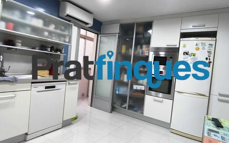 ¡Descubre tu nuevo hogar! Este encantador piso de 90 m² construidos (75 m² útiles) te ofrece la combinación perfecta de confort, espacio y una ubicación inmejorable. Situado en una cuarta planta con ascensor, destaca por su excelente distribución y su fantástica orientación oeste, ideal para disfrutar del sol de tarde. Características principales Zona de día: Salón-comedor de 16 m² con acceso directo a un agradable balcón de 8 m². Cocina independiente: Tipo office, muy espaciosa (14 m²) y con salida directa a galería/lavadero. Dormitorios: 3 habitaciones en total. Una suite principal de 12 m² y dos habitaciones individuales amplias. Baños: 1 baño completo de 4 piezas con bañera y 1 práctico aseo de cortesía. Climatización: Calefacción por radiadores de gas natural y aire acondicionado (splits) para un confort total todo el año. Ubicación y conectividad El inmueble se encuentra en una zona totalmente consolidada y excelentemente comunicada: A 8 minutos a pie de la parada de metro L9 (Cèntric). A 2 minutos de la parada de autobús Plaça Pau Casals (múltiples líneas). Servicios a pie de calle: Rodeado de comercios locales, restauración, colegios y entidades financieras. Condiciones y servicios de Pratfinques En Pratfinques te acompañamos en todo el proceso. Nos encargamos de todos los trámites de la compraventa: obtención de la financiación hipotecaria, liquidación de impuestos e inscripción registral. Sin honorarios de agencia para el comprador: Están totalmente incluidos en el precio de venta publicado. El precio de venta no incluye los impuestos ni tasas correspondientes a la parte compradora (ITP / AJD). La plusvalía municipal corre a cargo de la parte vendedora.