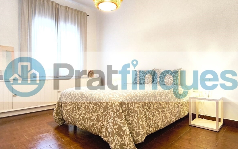 Un refugio de luz y armonía: El hogar donde tu familia florecerá ¿Buscas más que una casa? Te presentamos una propiedad con alma. Esta fantástica planta baja de 122 m² con una estància tipo estudio en segunda planta de 13 m² y terraza de 20m², no es solo un inmueble, es un escenario de bienestar donde la energía positiva se siente en cada rincón. Imagina las tardes de invierno al calor de su&nbsp;majestuosa chimenea, creando recuerdos imborrables con los tuyos en un salón que invita a la unión. Con&nbsp;4 amplias habitaciones&nbsp;(3 dobles y 1 sencilla y, 1 estudio en la 2ª planta),cada miembro de la familia encontrará su espacio de paz. La joya de la corona se encuentra en la planta superior: una estancia versátil de 13 m² que se abre a una&nbsp;terraza privada de 20m², el lugar perfecto para desayunos bajo el sol o noches de estrellas en total intimidad. ¿Sabes esa sensación de llegar a un lugar y sentir que 