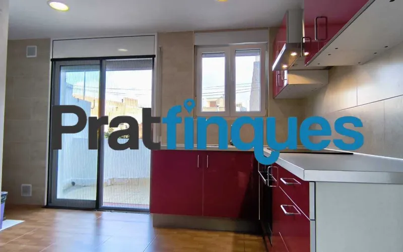Si buscas comodidad, luz y tranquilidad, este piso de 75 m² útiles (84 m² construidos) te va a encantar. Está pensado para aprovechar cada rincón al máximo y se distribuye de forma ideal: Zona de día: Un acogedor salón-comedor de 15 m² y una moderna cocina office abierta de 9 m². ¡Y aquí viene lo mejor! Desde la cocina accedes directamente a una fantástica terraza a nivel de 10 m², el rincón perfecto para tomar el café por la mañana, disfrutar de cenas al aire libre o crear tu propio oasis urbano. Además, cuenta con un práctico lavadero integrado. Zona de descanso: 3 habitaciones (dos de ellas dobles, perfectas para el dormitorio principal o un espacio de trabajo) y un baño completo de 4 piezas. Ubicación y tranquilidad garantizadas El piso se encuentra en una de las zonas más valoradas y cotizadas de El Prat. Se ubica en la primera planta de un edificio clásico, sin ascensor, pero con una gran ventaja: ¡solo comparte espacio con 3 vecinos más! Al ser una comunidad tan pequeña y familiar, la paz y la tranquilidad están aseguradas. Listo para entrar a vivir (con muy pocos retoques) A diferencia de otros pisos, aquí el trabajo duro ya está hecho. La vivienda ha sido mimada y cuenta con: Instalación eléctrica totalmente actualizada. Ventanas de PVC con rotura de puente térmico y doble cristal (adiós al frío y a los ruidos). Cocina completamente equipada. ¿Lo mejor? Solo necesita lo que llamamos