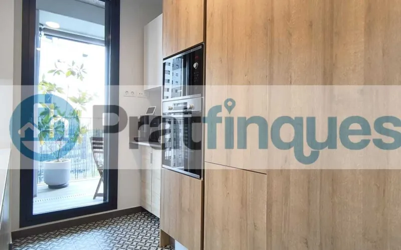 Exclusividad y sostenibilidad en una de las ubicaciones más codiciadas del área metropolitana. Le presentamos una pieza arquitectónica única situada en el corazón de&nbsp;Plaza Europa, el nuevo referente del urbanismo moderno en L'Hospitalet de Llobregat. Ubicada en una finca de&nbsp;obra nueva (2023),esta vivienda destaca por su privilegiada altura y su dominio visual, ofreciendo vistas despejadas que dotan a cada estancia de una personalidad inigualable. Espacios Diseñados para el Bienestar Con una superficie de 84 m² construidos, el hogar se distribuye con una elegancia funcional: Zona de Día:&nbsp;Un espectacular salón-comedor de 24 m², inundado de luz natural gracias a su&nbsp;orientación Este, con acceso directo a una&nbsp;terraza privada de 17 m², ideal para disfrutar de los amaneceres y el clima mediterráneo. Cocina Gourmet:&nbsp;Espacio independiente de 9 m² totalmente equipado con acabados de alta gama. Zona de Descanso:&nbsp;Suite principal de 13 m² con baño privado de diseño (plato de ducha de resina antideslizante) y dos habitaciones individuales luminosas y versátiles.Tecnología y Alta Eficiencia Energética Comprometida con el futuro, la vivienda cuenta con un sistema de&nbsp;aerotermia de última generación&nbsp;para la climatización (calefacción y aire acondicionado),garantizando un confort térmico óptimo con el mínimo impacto ambiental. Memoria de Calidades Premium Carpintería Exterior:&nbsp;Ventanas oscilobatientes con rotura de puente térmico y doble acristalamiento para un aislamiento acústico y térmico total. Carpintería Interior:&nbsp;Elegantes puertas lacadas en blanco, incluyendo sistemas correderos tipo&nbsp;Krona&nbsp;integrados en tabiquería para maximizar el espacio. Pavimentos:&nbsp;Suelo de tarima flotante laminada con efecto madera de máxima resistencia (calidad AC5).Servicios y Anexos Exclusivos La finca, libre de barreras arquitectónicas, dispone de tres ascensores (uno de gran capacidad). Además, se ofrece la posibilidad de completar esta propiedad con: Plaza de Parking XL (28.000 €):&nbsp;Con dimensiones excepcionales (5,25m x 3m),ideal para un vehículo de gran tamaño y una motocicleta de alta cilindrada. Trastero de Gran Capacidad (18.000 €):&nbsp;9 m² de almacenamiento adicional en el mismo edificio.Un hogar que no solo ofrece un lugar donde vivir, sino un estilo de vida basado en la exclusividad, la comodidad y la eficiencia. &nbsp; En Pratfinques le acompañamos de forma integral durante todo el proceso de compraventa. Nos encargamos de la gestión de su financiación hipotecaria, la liquidación de impuestos y la inscripción registral de la propiedad. &nbsp; Tenga en cuenta los siguientes puntos informativos: &nbsp; Transparencia en el precio: El importe de venta no incluye los impuestos y tasas asociados (ITP y AJD). Plusvalía: El Impuesto sobre el Incremento de Valor de los Terrenos de Naturaleza Urbana corre íntegramente a cargo de la parte vendedora. Sin costes adicionales: En Pratfinques no cobramos honorarios a la parte compradora; nuestros servicios ya están incluidos en el precio de venta publicado.&nbsp;