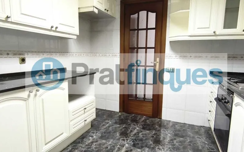 Presentamos esta magnífica propiedad situada en una de las intersecciones más estratégicas de El Prat. Una vivienda que destaca por su luminosidad, y distribución y un potencial para convertirse en el hogar de sus sueños. Distribución y Características El inmueble cuenta con una superficie de 94 m² construidos (79 m² útiles),diseñados para aprovechar cada rincón: Zona de Día:&nbsp;Un imponente salón-comedor independiente de 23 m², totalmente exterior, que inunda la estancia de luz natural y ofrece acceso directo a un acogedor balcón. Zona de Noche:&nbsp;Consta de 3 amplias habitaciones (incluyendo una habitación doble principal). Cocina y Baño:&nbsp;Cocina independiente de 8 m² con salida a galería técnica y un baño completo de cuatro piezas con bañera. Acabados:&nbsp;Suelos de gres porcelánico, carpintería interior en madera de cerezo y ventanas de aluminio.???? Un proyecto a tu medida La vivienda se encuentra en un estado que&nbsp;precisa de una actualización, lo que representa una oportunidad única. Con una reforma ejecutada con buen gusto, este piso tiene el potencial arquitectónico para transformarse en una pieza de diseño&nbsp;impresionantemente sofisticada y actual, revalorizando su inversión desde el primer día. La finca, perfectamente mantenida, dispone de&nbsp;ascensor. ???? Privilegios de una ubicación inmejorable Vivir en esta zona de El Prat de Llobregat es sinónimo de calidad de vida. Disfrutará de servicios de primer nivel a pie de calle: Conectividad Total:&nbsp;A tan solo 7 minutos de la estación de&nbsp;Metro L9 (Les Moreres)&nbsp;y con una red de paradas de autobús locales e interurbanas que conectan directamente con el centro de Barcelona en pocos minutos. Servicios y Ocio:&nbsp;Rodeado de una oferta comercial completa, centros de salud, colegios y zonas verdes. Todo lo que su día a día requiere, sin necesidad de desplazarse.Si buscas una ubicación premium para diseñar un hogar a tu estilo, esta es tu oportunidad.&nbsp;Contacta ahora para concertar una visita. En Pratfinques le acompañamos de forma integral durante todo el proceso de compraventa. Nos encargamos de la gestión de su financiación hipotecaria, la liquidación de impuestos y la inscripción registral de la propiedad. &nbsp; Tenga en cuenta los siguientes puntos informativos: &nbsp; Transparencia en el precio: El importe de venta no incluye los impuestos y tasas asociados (ITP y AJD). Plusvalía: El Impuesto sobre el Incremento de Valor de los Terrenos de Naturaleza Urbana corre íntegramente a cargo de la parte vendedora. Nota informativa: Los Honorarios de intermediación profesional no están incluidos en el precio de venta.