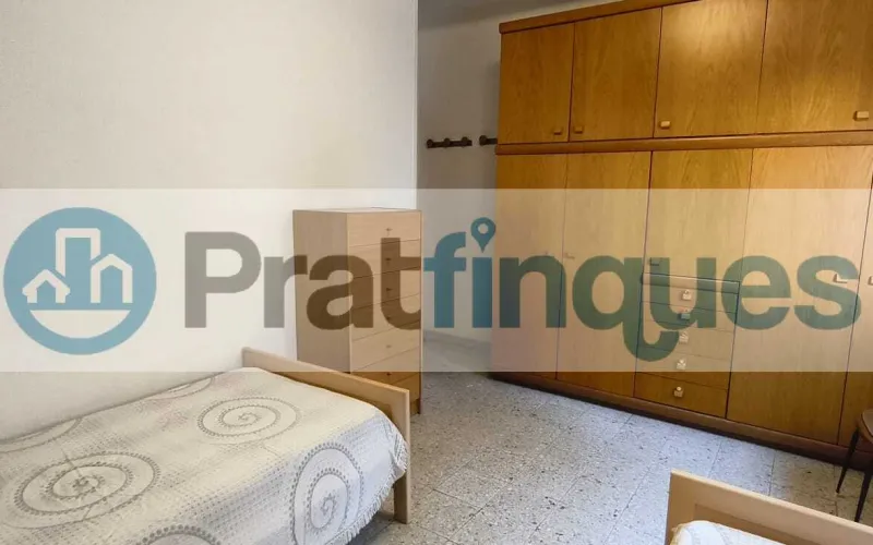 Ubicada en una de las zonas más exclusivas y demandadas de El Prat de Llobregat, presentamos esta vivienda totalmente exterior que destaca por su luz natural y su ubicación privilegiada en el&nbsp;Casc Antic. Características principales: Luminosidad total:&nbsp;Al ser una pieza íntegramente exterior, cada estancia disfruta de una claridad excepcional durante todo el día. Espacios optimizados:&nbsp;La vivienda cuenta con 69 m² construidos (63 m² útiles) distribuidos de forma funcional. Distribución: 3 dormitorios (uno de ellos doble). Salón-comedor con salida directa a un acogedor balcón. Cocina independiente con grandes posibilidades de reforma. Baño de tres piezas equipado con plato de ducha. Finca con ascensor:&nbsp;Situado en un edificio bien conservado que dispone de ascensor, garantizando total comodidad.Un lienzo en blanco para tu proyecto: El inmueble se encuentra en estado original, lo que representa la oportunidad perfecta para realizar una&nbsp;actualización integral&nbsp;y diseñar el hogar de tus sueños a medida. Su estructura permite múltiples opciones de personalización para ganar amplitud y estilo. Viva en una zona tranquila, con el encanto del casco histórico y todos los servicios, comercios y transporte a su alcance. En Pratfinques le acompañamos de forma integral durante todo el proceso de compraventa. Nos encargamos de la gestión de su financiación hipotecaria, la liquidación de impuestos y la inscripción registral de la propiedad. &nbsp; Tenga en cuenta los siguientes puntos informativos: &nbsp; Transparencia en el precio: El importe de venta no incluye los impuestos y tasas asociados (ITP y AJD). Plusvalía: El Impuesto sobre el Incremento de Valor de los Terrenos de Naturaleza Urbana corre íntegramente a cargo de la parte vendedora. Sin costes adicionales: En Pratfinques no cobramos honorarios a la parte compradora; nuestros servicios ya están incluidos en el precio de venta publicado.&nbsp;