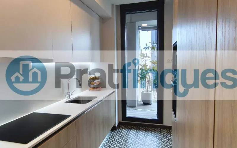 Exclusividad y sostenibilidad en una de las ubicaciones más codiciadas del área metropolitana. Le presentamos una pieza arquitectónica única situada en el corazón de&nbsp;Plaza Europa, el nuevo referente del urbanismo moderno en L'Hospitalet de Llobregat. Ubicada en una finca de&nbsp;obra nueva (2023),esta vivienda destaca por su privilegiada altura y su dominio visual, ofreciendo vistas despejadas que dotan a cada estancia de una personalidad inigualable. Espacios Diseñados para el Bienestar Con una superficie de 84 m² construidos, el hogar se distribuye con una elegancia funcional: Zona de Día:&nbsp;Un espectacular salón-comedor de 24 m², inundado de luz natural gracias a su&nbsp;orientación Este, con acceso directo a una&nbsp;terraza privada de 17 m², ideal para disfrutar de los amaneceres y el clima mediterráneo. Cocina Gourmet:&nbsp;Espacio independiente de 9 m² totalmente equipado con acabados de alta gama. Zona de Descanso:&nbsp;Suite principal de 13 m² con baño privado de diseño (plato de ducha de resina antideslizante) y dos habitaciones individuales luminosas y versátiles.Tecnología y Alta Eficiencia Energética Comprometida con el futuro, la vivienda cuenta con un sistema de&nbsp;aerotermia de última generación&nbsp;para la climatización (calefacción y aire acondicionado),garantizando un confort térmico óptimo con el mínimo impacto ambiental. Memoria de Calidades Premium Carpintería Exterior:&nbsp;Ventanas oscilobatientes con rotura de puente térmico y doble acristalamiento para un aislamiento acústico y térmico total. Carpintería Interior:&nbsp;Elegantes puertas lacadas en blanco, incluyendo sistemas correderos tipo&nbsp;Krona&nbsp;integrados en tabiquería para maximizar el espacio. Pavimentos:&nbsp;Suelo de tarima flotante laminada con efecto madera de máxima resistencia (calidad AC5).Servicios y Anexos Exclusivos La finca, libre de barreras arquitectónicas, dispone de tres ascensores (uno de gran capacidad). Además, se ofrece la posibilidad de completar esta propiedad con: Plaza de Parking XL (28.000 €):&nbsp;Con dimensiones excepcionales (5,25m x 3m),ideal para un vehículo de gran tamaño y una motocicleta de alta cilindrada. Trastero de Gran Capacidad (18.000 €):&nbsp;9 m² de almacenamiento adicional en el mismo edificio.Un hogar que no solo ofrece un lugar donde vivir, sino un estilo de vida basado en la exclusividad, la comodidad y la eficiencia. &nbsp; En Pratfinques le acompañamos de forma integral durante todo el proceso de compraventa. Nos encargamos de la gestión de su financiación hipotecaria, la liquidación de impuestos y la inscripción registral de la propiedad. &nbsp; Tenga en cuenta los siguientes puntos informativos: &nbsp; Transparencia en el precio: El importe de venta no incluye los impuestos y tasas asociados (ITP y AJD). Plusvalía: El Impuesto sobre el Incremento de Valor de los Terrenos de Naturaleza Urbana corre íntegramente a cargo de la parte vendedora. Sin costes adicionales: En Pratfinques no cobramos honorarios a la parte compradora; nuestros servicios ya están incluidos en el precio de venta publicado.&nbsp;