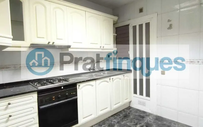 Presentamos esta magnífica propiedad situada en una de las intersecciones más estratégicas de El Prat. Una vivienda que destaca por su luminosidad, y distribución y un potencial para convertirse en el hogar de sus sueños. Distribución y Características El inmueble cuenta con una superficie de 94 m² construidos (79 m² útiles),diseñados para aprovechar cada rincón: Zona de Día:&nbsp;Un imponente salón-comedor independiente de 23 m², totalmente exterior, que inunda la estancia de luz natural y ofrece acceso directo a un acogedor balcón. Zona de Noche:&nbsp;Consta de 3 amplias habitaciones (incluyendo una habitación doble principal). Cocina y Baño:&nbsp;Cocina independiente de 8 m² con salida a galería técnica y un baño completo de cuatro piezas con bañera. Acabados:&nbsp;Suelos de gres porcelánico, carpintería interior en madera de cerezo y ventanas de aluminio.???? Un proyecto a tu medida La vivienda se encuentra en un estado que&nbsp;precisa de una actualización, lo que representa una oportunidad única. Con una reforma ejecutada con buen gusto, este piso tiene el potencial arquitectónico para transformarse en una pieza de diseño&nbsp;impresionantemente sofisticada y actual, revalorizando su inversión desde el primer día. La finca, perfectamente mantenida, dispone de&nbsp;ascensor. ???? Privilegios de una ubicación inmejorable Vivir en esta zona de El Prat de Llobregat es sinónimo de calidad de vida. Disfrutará de servicios de primer nivel a pie de calle: Conectividad Total:&nbsp;A tan solo 7 minutos de la estación de&nbsp;Metro L9 (Les Moreres)&nbsp;y con una red de paradas de autobús locales e interurbanas que conectan directamente con el centro de Barcelona en pocos minutos. Servicios y Ocio:&nbsp;Rodeado de una oferta comercial completa, centros de salud, colegios y zonas verdes. Todo lo que su día a día requiere, sin necesidad de desplazarse.Si buscas una ubicación premium para diseñar un hogar a tu estilo, esta es tu oportunidad.&nbsp;Contacta ahora para concertar una visita. En Pratfinques le acompañamos de forma integral durante todo el proceso de compraventa. Nos encargamos de la gestión de su financiación hipotecaria, la liquidación de impuestos y la inscripción registral de la propiedad. &nbsp; Tenga en cuenta los siguientes puntos informativos: &nbsp; Transparencia en el precio: El importe de venta no incluye los impuestos y tasas asociados (ITP y AJD). Plusvalía: El Impuesto sobre el Incremento de Valor de los Terrenos de Naturaleza Urbana corre íntegramente a cargo de la parte vendedora. Nota informativa: Los Honorarios de intermediación profesional no están incluidos en el precio de venta.