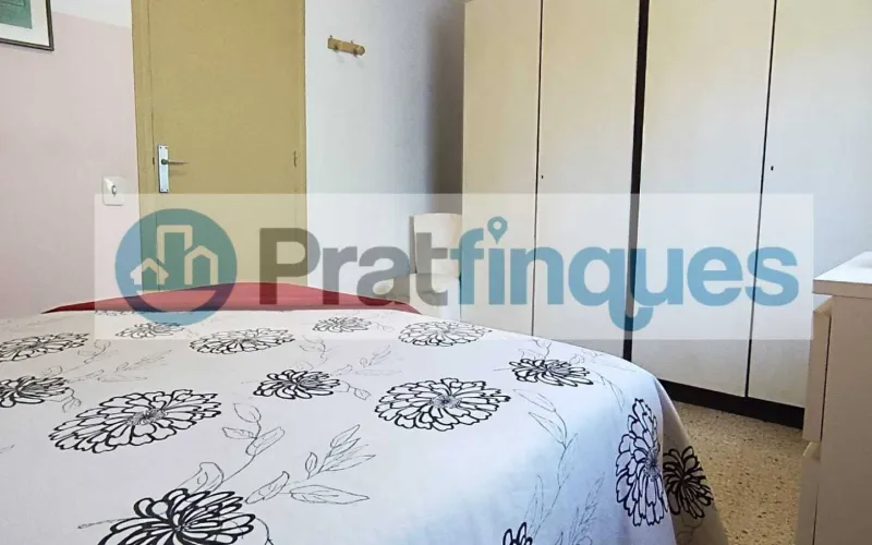 Descubra este piso único en el corazón de la ciudad. Una vivienda diseñada para aprovechar la luz natural al máximo, totalmente exterior y con una distribución versátil. Su gran salón de 22 m² se convierte en el centro del hogar, conectado a un balcón ideal para disfrutar del entorno urbano. Situada en un área con una&nbsp;oferta comercial inmejorable&nbsp;(moda, restauración y alimentación) y una conectividad excelente. A pocos minutos de la estación de&nbsp;Metro L9 (Les Moreres)&nbsp;y con acceso inmediato a las principales líneas de autobús (65, X2, L22, N17),esta propiedad combina comodidad, servicios y calidad de vida. Desde Pratfinques, te realizamos todos los trámites de la compraventa y a la obtención de la financiación hipotecaria, liquidación de los impuestos y, inscripción registral. -&nbsp;&nbsp;&nbsp;&nbsp;&nbsp;&nbsp;&nbsp;&nbsp;&nbsp;&nbsp;&nbsp;&nbsp;&nbsp; El precio de venta del inmueble, no incluye impuestos ni tasas. (ITP y AJD) -&nbsp;&nbsp;&nbsp;&nbsp;&nbsp;&nbsp;&nbsp;&nbsp;&nbsp;&nbsp;&nbsp;&nbsp;&nbsp; La plusvalía (Impuesto sobre el Incremento de Valor de los Terrenos Urbanos) es a cargo del vendedor. -&nbsp;&nbsp;&nbsp;&nbsp;&nbsp;&nbsp;&nbsp;&nbsp;&nbsp;&nbsp;&nbsp;&nbsp;&nbsp; En Pratfinques, NO COBRAMOS LOS HONORARIOS AL COMPRADOR, están incluidos en el precio de venta publicado.