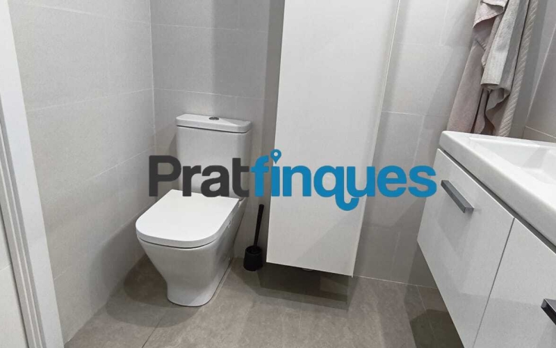 Te imaginas despertar cada día con el sol por la mañana, unas vistas claras y el cielo como vecino? Te ofrecemos esta magnífica vivienda exterior situado en una octava planta, completamente luminoso e impecable. Con una inmejorable orientación Sur-Sudeste, el piso disfruta de una entrada excepcional de luz natural durante todo el día. Ubicado en la prestigiosa Plaza Europa de L'Hospitalet de Llobregat, uno de los entornos urbanos más modernos, cotizados y mejor comunicados del área metropolitana de Barcelona, este hogar es el reflejo perfecto de una vida cómoda, elegante y altamente eficiente. La propiedad se sitúa en una finca joven que cuenta con tecnología de aerotermia de última generación y servicios exclusivos que elevan la calidad de vida al máximo nivel. Así se distribuye tu futuro hogar: - Gran dormitorio principal (16 m²): Un espacioso dormitorio de diseño que incluye una fantástica zona de vestuario integrada para tu total comodidad. - Salón-comedor de ensueño: Un ambiente abierto con grandes ventanales que conectan directamente con la terraza, inundando el espacio de sol. - Terrassa de 8 m²: El lugar ideal para relajarse ante la Plaza Europa, con acceso práctico y directo tanto desde el comedor como de la cocina. - Segundo dormitorio: Una habitación individual con ventana orientada a la terraza, ideal como despacho de teletrabajo, habitación juvenil o espacio polivalente. - Cocina independiente: Amplia, totalmente equipada, muy luminosa y con salida directa al exterior. Baño completo: Moderno y funcional, equipado con plato de ducha. Calidades, confort y eficiencia energética: - Suelos de parqué flotante de madera multicapa: Un acabado noble y natural que aporta máxima calidez, elegancia y confort a la pisada. - Sistema de aerotermia integral: Climatización de máximo ahorro (aire acondicionado y calefacción por conductas) y agua caliente sanitaria mediante energía limpia. - Máxima eficiencia: Edificio de construcción reciente con cierres de alto aislamiento y soluciones tecnológicas sostenibles. - Listo para entrar a vivir: El estado de conservación es excelente, no necesita ningún tipo de reforma. Servicios exclusivos de la finca: - Piscina comunitaria y solárium: Un oasis a tu disposición con espectaculares vistas panorámicas de la ciudad. - Seguridad y comodidad: Servicio de conserjería, control de accesos, dos ascensores y un montacargas. - Placas solares: Apoyo energético comunitario que optimiza todavía más el consumo general del edificio. Información de transparencia al consumidor: El precio de venta publicado no incluye los gastos ni los impuestos derivados de la compraventa (*ITP, gastos de notaría, registro, gestoría ni honorarios de intermediación inmobiliaria). Antes de hacer la visita, tu asesor personal te facilitará toda la información detallada y desglosada de estos costes para que compres con total tranquilidad.