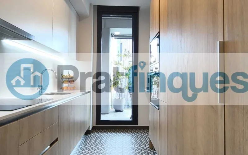 Exclusividad y sostenibilidad en una de las ubicaciones más codiciadas del área metropolitana. Le presentamos una pieza arquitectónica única situada en el corazón de&nbsp;Plaza Europa, el nuevo referente del urbanismo moderno en L'Hospitalet de Llobregat. Ubicada en una finca de&nbsp;obra nueva (2023),esta vivienda destaca por su privilegiada altura y su dominio visual, ofreciendo vistas despejadas que dotan a cada estancia de una personalidad inigualable. Espacios Diseñados para el Bienestar Con una superficie de 84 m² construidos, el hogar se distribuye con una elegancia funcional: Zona de Día:&nbsp;Un espectacular salón-comedor de 24 m², inundado de luz natural gracias a su&nbsp;orientación Este, con acceso directo a una&nbsp;terraza privada de 17 m², ideal para disfrutar de los amaneceres y el clima mediterráneo. Cocina Gourmet:&nbsp;Espacio independiente de 9 m² totalmente equipado con acabados de alta gama. Zona de Descanso:&nbsp;Suite principal de 13 m² con baño privado de diseño (plato de ducha de resina antideslizante) y dos habitaciones individuales luminosas y versátiles.Tecnología y Alta Eficiencia Energética Comprometida con el futuro, la vivienda cuenta con un sistema de&nbsp;aerotermia de última generación&nbsp;para la climatización (calefacción y aire acondicionado),garantizando un confort térmico óptimo con el mínimo impacto ambiental. Memoria de Calidades Premium Carpintería Exterior:&nbsp;Ventanas oscilobatientes con rotura de puente térmico y doble acristalamiento para un aislamiento acústico y térmico total. Carpintería Interior:&nbsp;Elegantes puertas lacadas en blanco, incluyendo sistemas correderos tipo&nbsp;Krona&nbsp;integrados en tabiquería para maximizar el espacio. Pavimentos:&nbsp;Suelo de tarima flotante laminada con efecto madera de máxima resistencia (calidad AC5).Servicios y Anexos Exclusivos La finca, libre de barreras arquitectónicas, dispone de tres ascensores (uno de gran capacidad). Además, se ofrece la posibilidad de completar esta propiedad con: Plaza de Parking XL (28.000 €):&nbsp;Con dimensiones excepcionales (5,25m x 3m),ideal para un vehículo de gran tamaño y una motocicleta de alta cilindrada. Trastero de Gran Capacidad (18.000 €):&nbsp;9 m² de almacenamiento adicional en el mismo edificio.Un hogar que no solo ofrece un lugar donde vivir, sino un estilo de vida basado en la exclusividad, la comodidad y la eficiencia. &nbsp; En Pratfinques le acompañamos de forma integral durante todo el proceso de compraventa. Nos encargamos de la gestión de su financiación hipotecaria, la liquidación de impuestos y la inscripción registral de la propiedad. &nbsp; Tenga en cuenta los siguientes puntos informativos: &nbsp; Transparencia en el precio: El importe de venta no incluye los impuestos y tasas asociados (ITP y AJD). Plusvalía: El Impuesto sobre el Incremento de Valor de los Terrenos de Naturaleza Urbana corre íntegramente a cargo de la parte vendedora. Sin costes adicionales: En Pratfinques no cobramos honorarios a la parte compradora; nuestros servicios ya están incluidos en el precio de venta publicado.&nbsp;