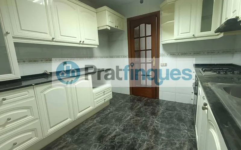 Presentamos esta magnífica propiedad situada en una de las intersecciones más estratégicas de El Prat. Una vivienda que destaca por su luminosidad, y distribución y un potencial para convertirse en el hogar de sus sueños. Distribución y Características El inmueble cuenta con una superficie de 94 m² construidos (79 m² útiles),diseñados para aprovechar cada rincón: Zona de Día:&nbsp;Un imponente salón-comedor independiente de 23 m², totalmente exterior, que inunda la estancia de luz natural y ofrece acceso directo a un acogedor balcón. Zona de Noche:&nbsp;Consta de 3 amplias habitaciones (incluyendo una habitación doble principal). Cocina y Baño:&nbsp;Cocina independiente de 8 m² con salida a galería técnica y un baño completo de cuatro piezas con bañera. Acabados:&nbsp;Suelos de gres porcelánico, carpintería interior en madera de cerezo y ventanas de aluminio.???? Un proyecto a tu medida La vivienda se encuentra en un estado que&nbsp;precisa de una actualización, lo que representa una oportunidad única. Con una reforma ejecutada con buen gusto, este piso tiene el potencial arquitectónico para transformarse en una pieza de diseño&nbsp;impresionantemente sofisticada y actual, revalorizando su inversión desde el primer día. La finca, perfectamente mantenida, dispone de&nbsp;ascensor. ???? Privilegios de una ubicación inmejorable Vivir en esta zona de El Prat de Llobregat es sinónimo de calidad de vida. Disfrutará de servicios de primer nivel a pie de calle: Conectividad Total:&nbsp;A tan solo 7 minutos de la estación de&nbsp;Metro L9 (Les Moreres)&nbsp;y con una red de paradas de autobús locales e interurbanas que conectan directamente con el centro de Barcelona en pocos minutos. Servicios y Ocio:&nbsp;Rodeado de una oferta comercial completa, centros de salud, colegios y zonas verdes. Todo lo que su día a día requiere, sin necesidad de desplazarse.Si buscas una ubicación premium para diseñar un hogar a tu estilo, esta es tu oportunidad.&nbsp;Contacta ahora para concertar una visita. En Pratfinques le acompañamos de forma integral durante todo el proceso de compraventa. Nos encargamos de la gestión de su financiación hipotecaria, la liquidación de impuestos y la inscripción registral de la propiedad. &nbsp; Tenga en cuenta los siguientes puntos informativos: &nbsp; Transparencia en el precio: El importe de venta no incluye los impuestos y tasas asociados (ITP y AJD). Plusvalía: El Impuesto sobre el Incremento de Valor de los Terrenos de Naturaleza Urbana corre íntegramente a cargo de la parte vendedora. Nota informativa: Los Honorarios de intermediación profesional no están incluidos en el precio de venta.