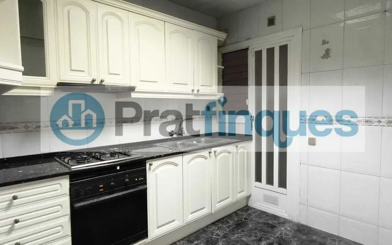 Presentamos esta magnífica propiedad situada en una de las intersecciones más estratégicas de El Prat. Una vivienda que destaca por su luminosidad, y distribución y un potencial para convertirse en el hogar de sus sueños. Distribución y Características El inmueble cuenta con una superficie de 94 m² construidos (79 m² útiles),diseñados para aprovechar cada rincón: Zona de Día:&nbsp;Un imponente salón-comedor independiente de 23 m², totalmente exterior, que inunda la estancia de luz natural y ofrece acceso directo a un acogedor balcón. Zona de Noche:&nbsp;Consta de 3 amplias habitaciones (incluyendo una habitación doble principal). Cocina y Baño:&nbsp;Cocina independiente de 8 m² con salida a galería técnica y un baño completo de cuatro piezas con bañera. Acabados:&nbsp;Suelos de gres porcelánico, carpintería interior en madera de cerezo y ventanas de aluminio.???? Un proyecto a tu medida La vivienda se encuentra en un estado que&nbsp;precisa de una actualización, lo que representa una oportunidad única. Con una reforma ejecutada con buen gusto, este piso tiene el potencial arquitectónico para transformarse en una pieza de diseño&nbsp;impresionantemente sofisticada y actual, revalorizando su inversión desde el primer día. La finca, perfectamente mantenida, dispone de&nbsp;ascensor. ???? Privilegios de una ubicación inmejorable Vivir en esta zona de El Prat de Llobregat es sinónimo de calidad de vida. Disfrutará de servicios de primer nivel a pie de calle: Conectividad Total:&nbsp;A tan solo 7 minutos de la estación de&nbsp;Metro L9 (Les Moreres)&nbsp;y con una red de paradas de autobús locales e interurbanas que conectan directamente con el centro de Barcelona en pocos minutos. Servicios y Ocio:&nbsp;Rodeado de una oferta comercial completa, centros de salud, colegios y zonas verdes. Todo lo que su día a día requiere, sin necesidad de desplazarse.Si buscas una ubicación premium para diseñar un hogar a tu estilo, esta es tu oportunidad.&nbsp;Contacta ahora para concertar una visita. En Pratfinques le acompañamos de forma integral durante todo el proceso de compraventa. Nos encargamos de la gestión de su financiación hipotecaria, la liquidación de impuestos y la inscripción registral de la propiedad. &nbsp; Tenga en cuenta los siguientes puntos informativos: &nbsp; Transparencia en el precio: El importe de venta no incluye los impuestos y tasas asociados (ITP y AJD). Plusvalía: El Impuesto sobre el Incremento de Valor de los Terrenos de Naturaleza Urbana corre íntegramente a cargo de la parte vendedora. Nota informativa: Los Honorarios de intermediación profesional no están incluidos en el precio de venta.