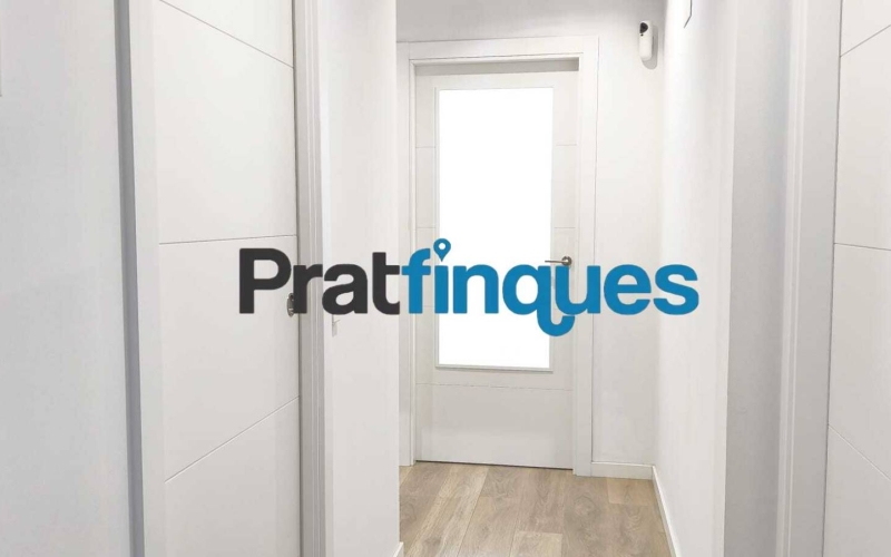 Te imaginas despertar cada día con el sol por la mañana, unas vistas claras y el cielo como vecino? Te ofrecemos esta magnífica vivienda exterior situado en una octava planta, completamente luminoso e impecable. Con una inmejorable orientación Sur-Sudeste, el piso disfruta de una entrada excepcional de luz natural durante todo el día. Ubicado en la prestigiosa Plaza Europa de L'Hospitalet de Llobregat, uno de los entornos urbanos más modernos, cotizados y mejor comunicados del área metropolitana de Barcelona, este hogar es el reflejo perfecto de una vida cómoda, elegante y altamente eficiente. La propiedad se sitúa en una finca joven que cuenta con tecnología de aerotermia de última generación y servicios exclusivos que elevan la calidad de vida al máximo nivel. Así se distribuye tu futuro hogar: - Gran dormitorio principal (16 m²): Un espacioso dormitorio de diseño que incluye una fantástica zona de vestuario integrada para tu total comodidad. - Salón-comedor de ensueño: Un ambiente abierto con grandes ventanales que conectan directamente con la terraza, inundando el espacio de sol. - Terrassa de 8 m²: El lugar ideal para relajarse ante la Plaza Europa, con acceso práctico y directo tanto desde el comedor como de la cocina. - Segundo dormitorio: Una habitación individual con ventana orientada a la terraza, ideal como despacho de teletrabajo, habitación juvenil o espacio polivalente. - Cocina independiente: Amplia, totalmente equipada, muy luminosa y con salida directa al exterior. Baño completo: Moderno y funcional, equipado con plato de ducha. Calidades, confort y eficiencia energética: - Suelos de parqué flotante de madera multicapa: Un acabado noble y natural que aporta máxima calidez, elegancia y confort a la pisada. - Sistema de aerotermia integral: Climatización de máximo ahorro (aire acondicionado y calefacción por conductas) y agua caliente sanitaria mediante energía limpia. - Máxima eficiencia: Edificio de construcción reciente con cierres de alto aislamiento y soluciones tecnológicas sostenibles. - Listo para entrar a vivir: El estado de conservación es excelente, no necesita ningún tipo de reforma. Servicios exclusivos de la finca: - Piscina comunitaria y solárium: Un oasis a tu disposición con espectaculares vistas panorámicas de la ciudad. - Seguridad y comodidad: Servicio de conserjería, control de accesos, dos ascensores y un montacargas. - Placas solares: Apoyo energético comunitario que optimiza todavía más el consumo general del edificio. Información de transparencia al consumidor: El precio de venta publicado no incluye los gastos ni los impuestos derivados de la compraventa (*ITP, gastos de notaría, registro, gestoría ni honorarios de intermediación inmobiliaria). Antes de hacer la visita, tu asesor personal te facilitará toda la información detallada y desglosada de estos costes para que compres con total tranquilidad.