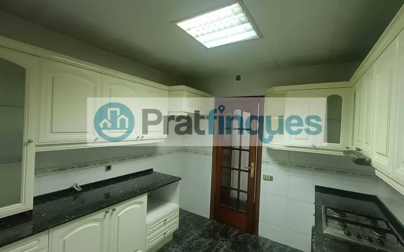 Presentamos esta magnífica propiedad situada en una de las intersecciones más estratégicas de El Prat. Una vivienda que destaca por su luminosidad, y distribución y un potencial para convertirse en el hogar de sus sueños. Distribución y Características El inmueble cuenta con una superficie de 94 m² construidos (79 m² útiles),diseñados para aprovechar cada rincón: Zona de Día:&nbsp;Un imponente salón-comedor independiente de 23 m², totalmente exterior, que inunda la estancia de luz natural y ofrece acceso directo a un acogedor balcón. Zona de Noche:&nbsp;Consta de 3 amplias habitaciones (incluyendo una habitación doble principal). Cocina y Baño:&nbsp;Cocina independiente de 8 m² con salida a galería técnica y un baño completo de cuatro piezas con bañera. Acabados:&nbsp;Suelos de gres porcelánico, carpintería interior en madera de cerezo y ventanas de aluminio.???? Un proyecto a tu medida La vivienda se encuentra en un estado que&nbsp;precisa de una actualización, lo que representa una oportunidad única. Con una reforma ejecutada con buen gusto, este piso tiene el potencial arquitectónico para transformarse en una pieza de diseño&nbsp;impresionantemente sofisticada y actual, revalorizando su inversión desde el primer día. La finca, perfectamente mantenida, dispone de&nbsp;ascensor. ???? Privilegios de una ubicación inmejorable Vivir en esta zona de El Prat de Llobregat es sinónimo de calidad de vida. Disfrutará de servicios de primer nivel a pie de calle: Conectividad Total:&nbsp;A tan solo 7 minutos de la estación de&nbsp;Metro L9 (Les Moreres)&nbsp;y con una red de paradas de autobús locales e interurbanas que conectan directamente con el centro de Barcelona en pocos minutos. Servicios y Ocio:&nbsp;Rodeado de una oferta comercial completa, centros de salud, colegios y zonas verdes. Todo lo que su día a día requiere, sin necesidad de desplazarse.Si buscas una ubicación premium para diseñar un hogar a tu estilo, esta es tu oportunidad.&nbsp;Contacta ahora para concertar una visita. En Pratfinques le acompañamos de forma integral durante todo el proceso de compraventa. Nos encargamos de la gestión de su financiación hipotecaria, la liquidación de impuestos y la inscripción registral de la propiedad. &nbsp; Tenga en cuenta los siguientes puntos informativos: &nbsp; Transparencia en el precio: El importe de venta no incluye los impuestos y tasas asociados (ITP y AJD). Plusvalía: El Impuesto sobre el Incremento de Valor de los Terrenos de Naturaleza Urbana corre íntegramente a cargo de la parte vendedora. Nota informativa: Los Honorarios de intermediación profesional no están incluidos en el precio de venta.