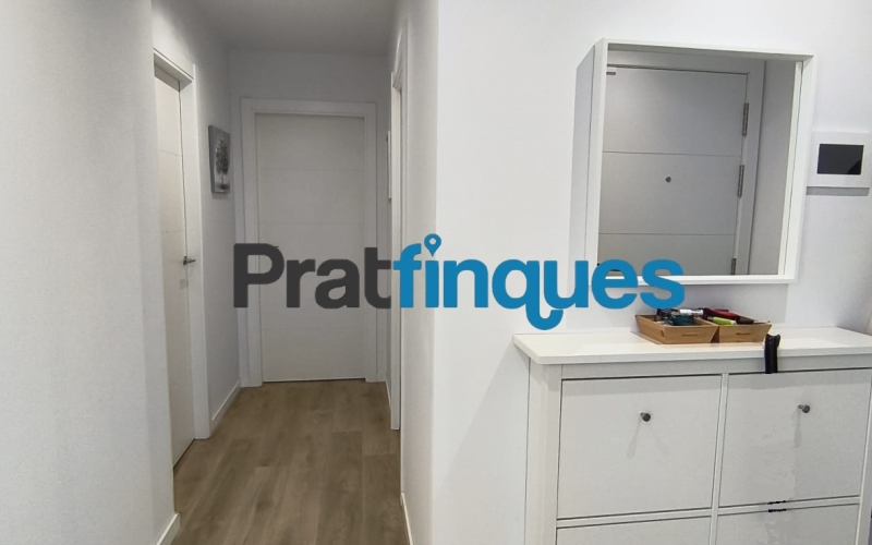 Te imaginas despertar cada día con el sol por la mañana, unas vistas claras y el cielo como vecino? Te ofrecemos esta magnífica vivienda exterior situado en una octava planta, completamente luminoso e impecable. Con una inmejorable orientación Sur-Sudeste, el piso disfruta de una entrada excepcional de luz natural durante todo el día. Ubicado en la prestigiosa Plaza Europa de L'Hospitalet de Llobregat, uno de los entornos urbanos más modernos, cotizados y mejor comunicados del área metropolitana de Barcelona, este hogar es el reflejo perfecto de una vida cómoda, elegante y altamente eficiente. La propiedad se sitúa en una finca joven que cuenta con tecnología de aerotermia de última generación y servicios exclusivos que elevan la calidad de vida al máximo nivel. Así se distribuye tu futuro hogar: - Gran dormitorio principal (16 m²): Un espacioso dormitorio de diseño que incluye una fantástica zona de vestuario integrada para tu total comodidad. - Salón-comedor de ensueño: Un ambiente abierto con grandes ventanales que conectan directamente con la terraza, inundando el espacio de sol. - Terrassa de 8 m²: El lugar ideal para relajarse ante la Plaza Europa, con acceso práctico y directo tanto desde el comedor como de la cocina. - Segundo dormitorio: Una habitación individual con ventana orientada a la terraza, ideal como despacho de teletrabajo, habitación juvenil o espacio polivalente. - Cocina independiente: Amplia, totalmente equipada, muy luminosa y con salida directa al exterior. Baño completo: Moderno y funcional, equipado con plato de ducha. Calidades, confort y eficiencia energética: - Suelos de parqué flotante de madera multicapa: Un acabado noble y natural que aporta máxima calidez, elegancia y confort a la pisada. - Sistema de aerotermia integral: Climatización de máximo ahorro (aire acondicionado y calefacción por conductas) y agua caliente sanitaria mediante energía limpia. - Máxima eficiencia: Edificio de construcción reciente con cierres de alto aislamiento y soluciones tecnológicas sostenibles. - Listo para entrar a vivir: El estado de conservación es excelente, no necesita ningún tipo de reforma. Servicios exclusivos de la finca: - Piscina comunitaria y solárium: Un oasis a tu disposición con espectaculares vistas panorámicas de la ciudad. - Seguridad y comodidad: Servicio de conserjería, control de accesos, dos ascensores y un montacargas. - Placas solares: Apoyo energético comunitario que optimiza todavía más el consumo general del edificio. Información de transparencia al consumidor: El precio de venta publicado no incluye los gastos ni los impuestos derivados de la compraventa (*ITP, gastos de notaría, registro, gestoría ni honorarios de intermediación inmobiliaria). Antes de hacer la visita, tu asesor personal te facilitará toda la información detallada y desglosada de estos costes para que compres con total tranquilidad.