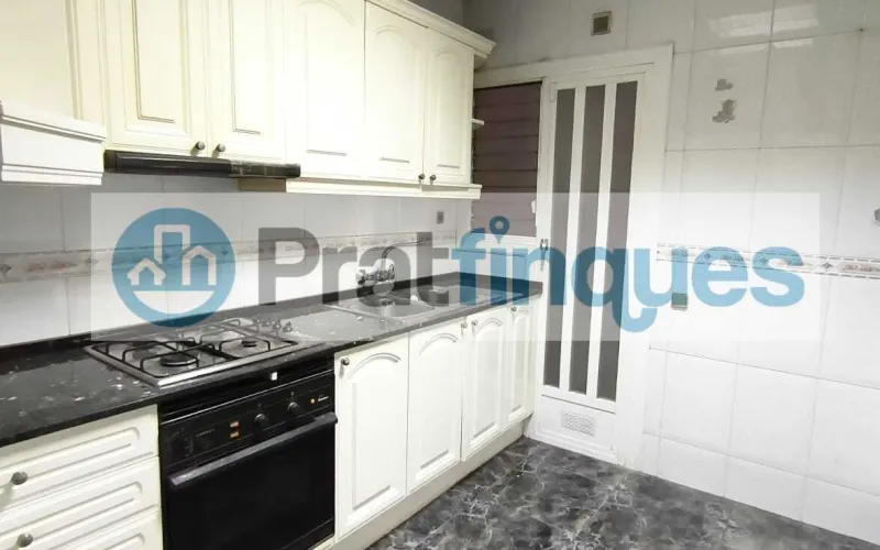 Presentamos esta magnífica propiedad situada en una de las intersecciones más estratégicas de El Prat. Una vivienda que destaca por su luminosidad, y distribución y un potencial para convertirse en el hogar de sus sueños. Distribución y Características El inmueble cuenta con una superficie de 94 m² construidos (79 m² útiles),diseñados para aprovechar cada rincón: Zona de Día:&nbsp;Un imponente salón-comedor independiente de 23 m², totalmente exterior, que inunda la estancia de luz natural y ofrece acceso directo a un acogedor balcón. Zona de Noche:&nbsp;Consta de 3 amplias habitaciones (incluyendo una habitación doble principal). Cocina y Baño:&nbsp;Cocina independiente de 8 m² con salida a galería técnica y un baño completo de cuatro piezas con bañera. Acabados:&nbsp;Suelos de gres porcelánico, carpintería interior en madera de cerezo y ventanas de aluminio.???? Un proyecto a tu medida La vivienda se encuentra en un estado que&nbsp;precisa de una actualización, lo que representa una oportunidad única. Con una reforma ejecutada con buen gusto, este piso tiene el potencial arquitectónico para transformarse en una pieza de diseño&nbsp;impresionantemente sofisticada y actual, revalorizando su inversión desde el primer día. La finca, perfectamente mantenida, dispone de&nbsp;ascensor. ???? Privilegios de una ubicación inmejorable Vivir en esta zona de El Prat de Llobregat es sinónimo de calidad de vida. Disfrutará de servicios de primer nivel a pie de calle: Conectividad Total:&nbsp;A tan solo 7 minutos de la estación de&nbsp;Metro L9 (Les Moreres)&nbsp;y con una red de paradas de autobús locales e interurbanas que conectan directamente con el centro de Barcelona en pocos minutos. Servicios y Ocio:&nbsp;Rodeado de una oferta comercial completa, centros de salud, colegios y zonas verdes. Todo lo que su día a día requiere, sin necesidad de desplazarse.Si buscas una ubicación premium para diseñar un hogar a tu estilo, esta es tu oportunidad.&nbsp;Contacta ahora para concertar una visita. En Pratfinques le acompañamos de forma integral durante todo el proceso de compraventa. Nos encargamos de la gestión de su financiación hipotecaria, la liquidación de impuestos y la inscripción registral de la propiedad. &nbsp; Tenga en cuenta los siguientes puntos informativos: &nbsp; Transparencia en el precio: El importe de venta no incluye los impuestos y tasas asociados (ITP y AJD). Plusvalía: El Impuesto sobre el Incremento de Valor de los Terrenos de Naturaleza Urbana corre íntegramente a cargo de la parte vendedora. Nota informativa: Los Honorarios de intermediación profesional no están incluidos en el precio de venta.