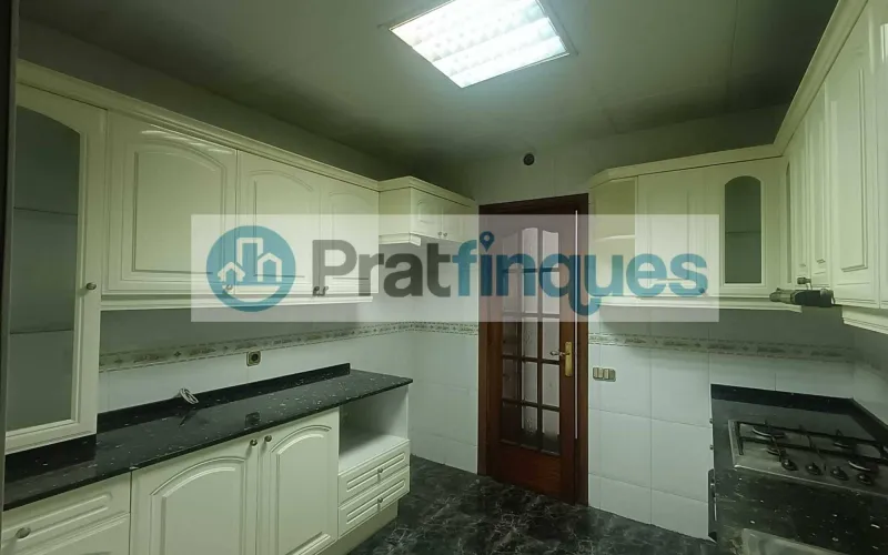 Presentamos esta magnífica propiedad situada en una de las intersecciones más estratégicas de El Prat. Una vivienda que destaca por su luminosidad, y distribución y un potencial para convertirse en el hogar de sus sueños. Distribución y Características El inmueble cuenta con una superficie de 94 m² construidos (79 m² útiles),diseñados para aprovechar cada rincón: Zona de Día:&nbsp;Un imponente salón-comedor independiente de 23 m², totalmente exterior, que inunda la estancia de luz natural y ofrece acceso directo a un acogedor balcón. Zona de Noche:&nbsp;Consta de 3 amplias habitaciones (incluyendo una habitación doble principal). Cocina y Baño:&nbsp;Cocina independiente de 8 m² con salida a galería técnica y un baño completo de cuatro piezas con bañera. Acabados:&nbsp;Suelos de gres porcelánico, carpintería interior en madera de cerezo y ventanas de aluminio.???? Un proyecto a tu medida La vivienda se encuentra en un estado que&nbsp;precisa de una actualización, lo que representa una oportunidad única. Con una reforma ejecutada con buen gusto, este piso tiene el potencial arquitectónico para transformarse en una pieza de diseño&nbsp;impresionantemente sofisticada y actual, revalorizando su inversión desde el primer día. La finca, perfectamente mantenida, dispone de&nbsp;ascensor. ???? Privilegios de una ubicación inmejorable Vivir en esta zona de El Prat de Llobregat es sinónimo de calidad de vida. Disfrutará de servicios de primer nivel a pie de calle: Conectividad Total:&nbsp;A tan solo 7 minutos de la estación de&nbsp;Metro L9 (Les Moreres)&nbsp;y con una red de paradas de autobús locales e interurbanas que conectan directamente con el centro de Barcelona en pocos minutos. Servicios y Ocio:&nbsp;Rodeado de una oferta comercial completa, centros de salud, colegios y zonas verdes. Todo lo que su día a día requiere, sin necesidad de desplazarse.Si buscas una ubicación premium para diseñar un hogar a tu estilo, esta es tu oportunidad.&nbsp;Contacta ahora para concertar una visita. En Pratfinques le acompañamos de forma integral durante todo el proceso de compraventa. Nos encargamos de la gestión de su financiación hipotecaria, la liquidación de impuestos y la inscripción registral de la propiedad. &nbsp; Tenga en cuenta los siguientes puntos informativos: &nbsp; Transparencia en el precio: El importe de venta no incluye los impuestos y tasas asociados (ITP y AJD). Plusvalía: El Impuesto sobre el Incremento de Valor de los Terrenos de Naturaleza Urbana corre íntegramente a cargo de la parte vendedora. Nota informativa: Los Honorarios de intermediación profesional no están incluidos en el precio de venta.