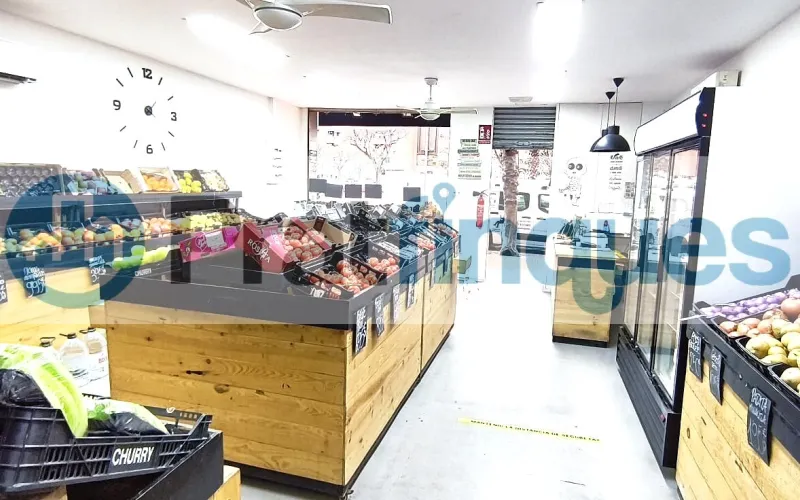 Se vende local comercial estratégico en El Prat de Llobregat. Un activo con excelentes características técnicas y de ubicación para asegurar rentabilidad o éxito comercial inmediato. Superficie: 74m² útiles y totalmente diáfanos. Ubicación: Planta baja, nivel de calle, en plena Avda. del Remolar. Luminosidad: Orientación sur-oeste con sol directo de tarde, garantizando máxima eficiencia energética y visibilidad de escaparate. Estado: Incluye un aseo. Se entrega vacío y libre de cargas arrendatarias (actualmente alquilado con salida pactada tras la venta). El local se encuentra en un entorno consolidado con alta densidad residencial y equipamientos educativos, lo que asegura un paso constante de clientes potenciales. Muy bien comunicado por transporte público (L78, PR2, X2). Desde Pratfinques, te realizamos todos los trámites de la compraventa y a la obtención de la financiación hipotecaria, liquidación de los impuestos y, inscripción registral. - El precio de venta del inmueble, no incluye impuestos ni tasas. (ITP y AJD) - La plusvalía (Impuesto sobre el Incremento de Valor de los Terrenos Urbanos) es a cargo del vendedor. - En Pratfinques, NO COBRAMOS LOS HONORARIOS AL COMPRADOR, están incluidos en el precio de venta publicado.