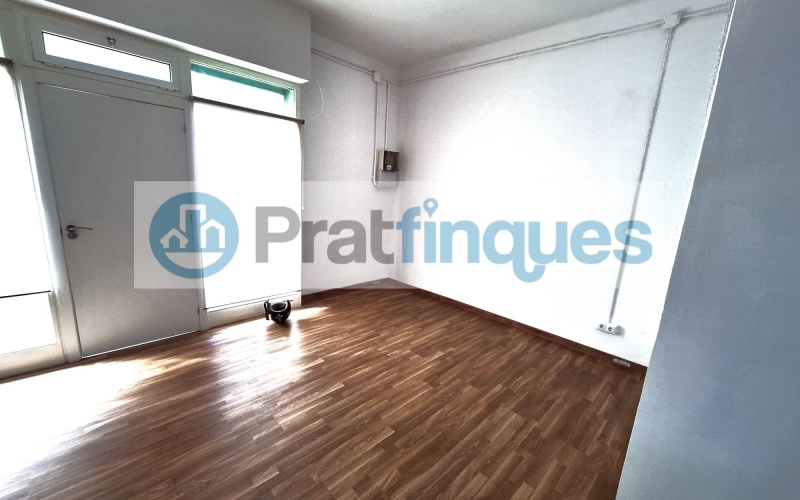 Descobreix aquest espectacular local a peu de carrer, ideal per a emprenedors que busquen un espai totalment reformat i llest per a funcionar! Amb 74 m² construïts, aquest local compta amb una distribució intel·ligent que inclou una àmplia sala diàfana, perfecta per a rebre a clients o realitzar activitats comercials. A més, disposa de dos despatxos independents que brinden privacitat per a consultes o reunions. La instal·lació elèctrica és nova i compleix amb totes les normatives vigents, assegurant un ambient segur i eficient. El bany ha estat reformat i compta amb un plat de dutxa, la qual cosa afegeix comoditat a l'espai. La climatització està garantida gràcies a l'aire condicionat i la calefacció, creant un entorn agradable durant tot l'any. Els sòls de parquet aporten un toc elegant i acollidor, mentre que les persianes motoritzades ofereixen comoditat i seguretat. Amb 3 metres lineals de façana i dos aparadors, aquest local té una excel·lent visibilitat que atraurà a potencials clients. Situat en una zona estratègica, aquest espai és perfecte per a despatxos, consultes o qualsevol tipus de negoci que busqui destacar. No perdis l'oportunitat d'adquirir aquest local en una ubicació privilegiada! Des de Pratfinques, et realitzem tots els tràmits de la compravenda i a l'obtenció del finançament hipotecari, liquidació dels impostos i, inscripció registral - El preu de venda de l'immoble, no inclou impostos ni taxes. (ITP i AJD) - La plusvàlua (Impost sobre l'Increment de Valor dels Terrenys Urbans) és a càrrec del venedor. - En Pratfinques, NO COBREM ELS HONORARIS AL COMPRADOR, estan inclosos en el preu de venda publicat.