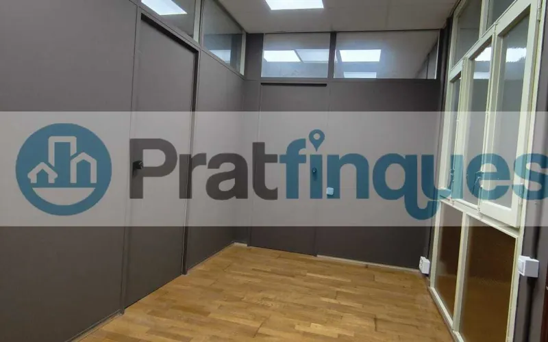 Ubicado en una de las zonas más dinámicas y emblemáticas de la Barcelona emprendedora, presentamos este despacho de&nbsp;44 m² totalmente reformado&nbsp;con un estándar de alta calidad. Situado en una finca singular con ascensor, el espacio combina la esencia arquitectónica del Eixample con una funcionalidad técnica impecable. Distribución y Diseño: La propiedad se divide en una elegante zona de recepción y un área office polivalente, que dan paso a&nbsp;dos despachos independientes. La privacidad está garantizada: uno de ellos cuenta con baño completo (plato de ducha de resina antideslizante),mientras que el segundo dispone de un práctico aseo de cortesía. Especificaciones Técnicas: Confort:&nbsp;Climatización mediante Split (A/A) y calefacción por radiadores cerámicos de bajo consumo. Acabados:&nbsp;Suelos de tarima flotante laminada y revestimientos a estrenar. Tecnología:&nbsp;Instalación eléctrica bajo normativa y sistema de redes ITC de alta conectividad, listo para operativa inmediata. Versatilidad y Ubicación: Un espacio idóneo para firmas de abogacía, consultorías, ingeniería o centros médicos especializados. Gracias a su configuración, permite también una transición hacia un&nbsp;concepto diáfano&nbsp;(estilo&nbsp;open space&nbsp;o&nbsp;call center). Rodeado de una red inmejorable de servicios y transporte público, este despacho es la sede perfecta para proyectar una imagen de éxito y profesionalidad. &nbsp; Desde Pratfinques, te realizamos todos los trámites de la compraventa y a la obtención de la financiación hipotecaria, liquidación de los impuestos y, inscripción registral. -&nbsp;&nbsp;&nbsp;&nbsp;&nbsp;&nbsp;&nbsp;&nbsp;&nbsp;&nbsp;&nbsp;&nbsp;&nbsp; El precio de venta del inmueble, no incluye impuestos ni tasas. (ITP y AJD) -&nbsp;&nbsp;&nbsp;&nbsp;&nbsp;&nbsp;&nbsp;&nbsp;&nbsp;&nbsp;&nbsp;&nbsp;&nbsp; La plusvalía (Impuesto sobre el Incremento de Valor de los Terrenos Urbanos) es a cargo del vendedor. -&nbsp;&nbsp;&nbsp;&nbsp;&nbsp;&nbsp;&nbsp;&nbsp;&nbsp;&nbsp;&nbsp;&nbsp;&nbsp; En Pratfinques, NO COBRAMOS LOS HONORARIOS AL COMPRADOR, están incluidos en el precio de venta publicado.