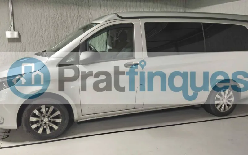 Exclusividad y sostenibilidad en una de las ubicaciones más codiciadas del área metropolitana. Le presentamos una pieza arquitectónica única situada en el corazón de&nbsp;Plaza Europa, el nuevo referente del urbanismo moderno en L'Hospitalet de Llobregat. Ubicada en una finca de&nbsp;obra nueva (2023),esta vivienda destaca por su privilegiada altura y su dominio visual, ofreciendo vistas despejadas que dotan a cada estancia de una personalidad inigualable. Espacios Diseñados para el Bienestar Con una superficie de 84 m² construidos, el hogar se distribuye con una elegancia funcional: Zona de Día:&nbsp;Un espectacular salón-comedor de 24 m², inundado de luz natural gracias a su&nbsp;orientación Este, con acceso directo a una&nbsp;terraza privada de 17 m², ideal para disfrutar de los amaneceres y el clima mediterráneo. Cocina Gourmet:&nbsp;Espacio independiente de 9 m² totalmente equipado con acabados de alta gama. Zona de Descanso:&nbsp;Suite principal de 13 m² con baño privado de diseño (plato de ducha de resina antideslizante) y dos habitaciones individuales luminosas y versátiles.Tecnología y Alta Eficiencia Energética Comprometida con el futuro, la vivienda cuenta con un sistema de&nbsp;aerotermia de última generación&nbsp;para la climatización (calefacción y aire acondicionado),garantizando un confort térmico óptimo con el mínimo impacto ambiental. Memoria de Calidades Premium Carpintería Exterior:&nbsp;Ventanas oscilobatientes con rotura de puente térmico y doble acristalamiento para un aislamiento acústico y térmico total. Carpintería Interior:&nbsp;Elegantes puertas lacadas en blanco, incluyendo sistemas correderos tipo&nbsp;Krona&nbsp;integrados en tabiquería para maximizar el espacio. Pavimentos:&nbsp;Suelo de tarima flotante laminada con efecto madera de máxima resistencia (calidad AC5).Servicios y Anexos Exclusivos La finca, libre de barreras arquitectónicas, dispone de tres ascensores (uno de gran capacidad). Además, se ofrece la posibilidad de completar esta propiedad con: Plaza de Parking XL (28.000 €):&nbsp;Con dimensiones excepcionales (5,25m x 3m),ideal para un vehículo de gran tamaño y una motocicleta de alta cilindrada. Trastero de Gran Capacidad (18.000 €):&nbsp;9 m² de almacenamiento adicional en el mismo edificio.Un hogar que no solo ofrece un lugar donde vivir, sino un estilo de vida basado en la exclusividad, la comodidad y la eficiencia. &nbsp; En Pratfinques le acompañamos de forma integral durante todo el proceso de compraventa. Nos encargamos de la gestión de su financiación hipotecaria, la liquidación de impuestos y la inscripción registral de la propiedad. &nbsp; Tenga en cuenta los siguientes puntos informativos: &nbsp; Transparencia en el precio: El importe de venta no incluye los impuestos y tasas asociados (ITP y AJD). Plusvalía: El Impuesto sobre el Incremento de Valor de los Terrenos de Naturaleza Urbana corre íntegramente a cargo de la parte vendedora. Sin costes adicionales: En Pratfinques no cobramos honorarios a la parte compradora; nuestros servicios ya están incluidos en el precio de venta publicado.&nbsp;