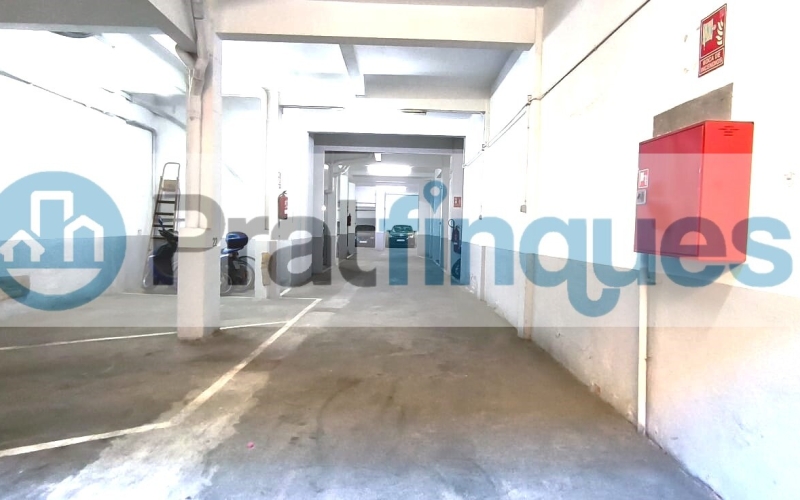 ¡Oportunidad en la ciudad de El Prat de Llobregat! Se vende plaza de parking individual en la calle Santiago Rusiñol, situada en la planta baja del edificio. Esta plaza de 14 m² ofrece espacio suficiente para coche mediano o grande y una moto. Se distingue por tener fácil maniobrabilidad, con distinción de puerta de acceso y otra de salida. El edificio cuenta con puertas de acceso automáticas y un circuito cerrado de seguridad, garantizando la máxima protección para tu vehículo. No pierdas la oportunidad de adquirir esta plaza, con todas las comodidades y medidas de seguridad que necesitas. ¡Contacta ya para más información y asegura tu espacio en una ubicación privilegiada! Desde Pratfinques, te realizamos todos los trámites de la compraventa y a la obtención de la financiación hipotecaria, liquidación de los impuestos y, inscripción registral. - El precio de venta del inmueble, no incluye impuestos ni tasas. (ITPADJ) - La plusvalía (Impuesto sobre el Incremento de Valor de los Terrenos Urbanos) es a cargo del vendedor. - En Pratfinques, NO COBRAMOS LOS HONORARIOS AL COMPRADOR, están incluidos en el precio de venta publicado.